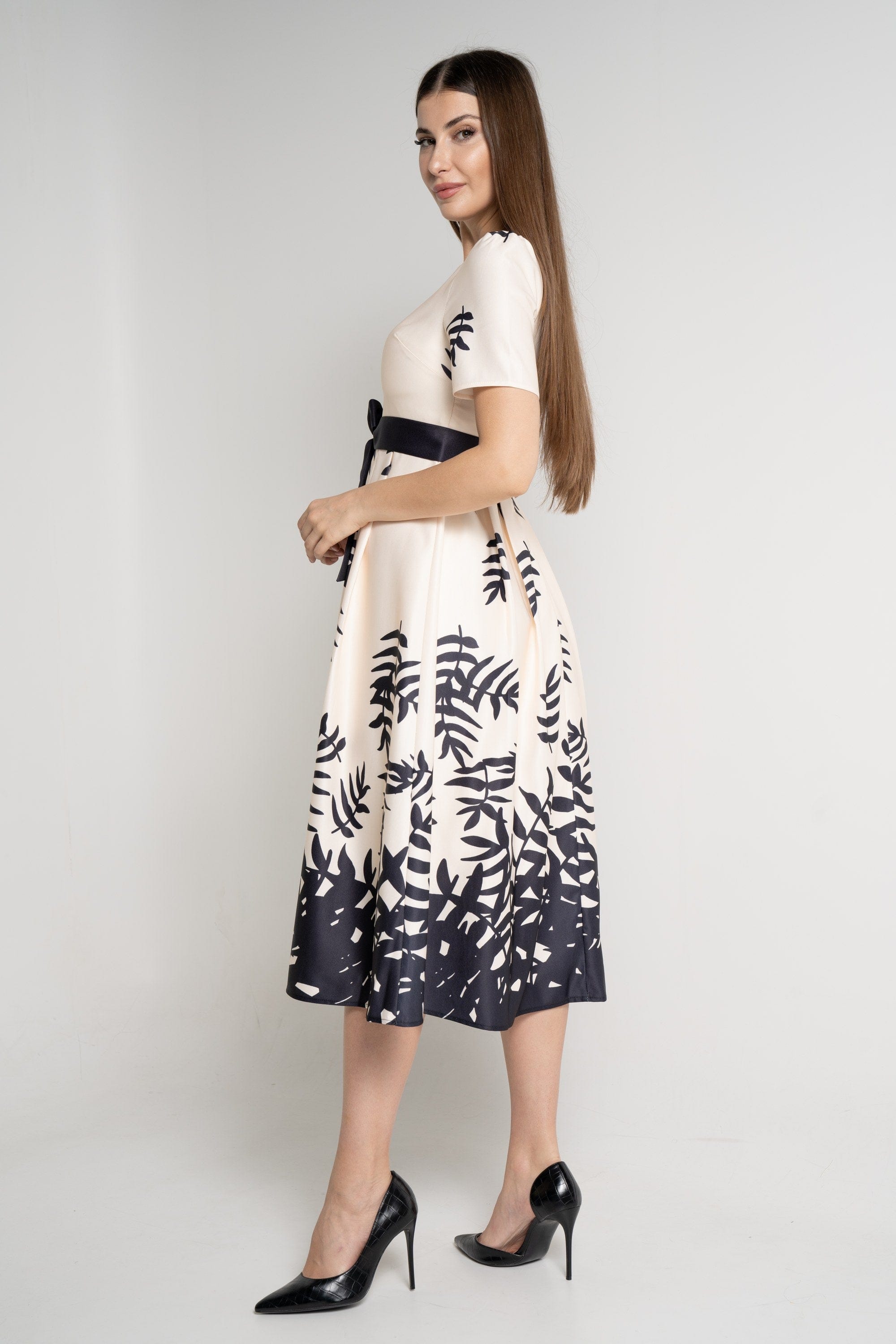 ميكا فستان ميدي بأكمام قصيرة مشجر برقبة دائرية