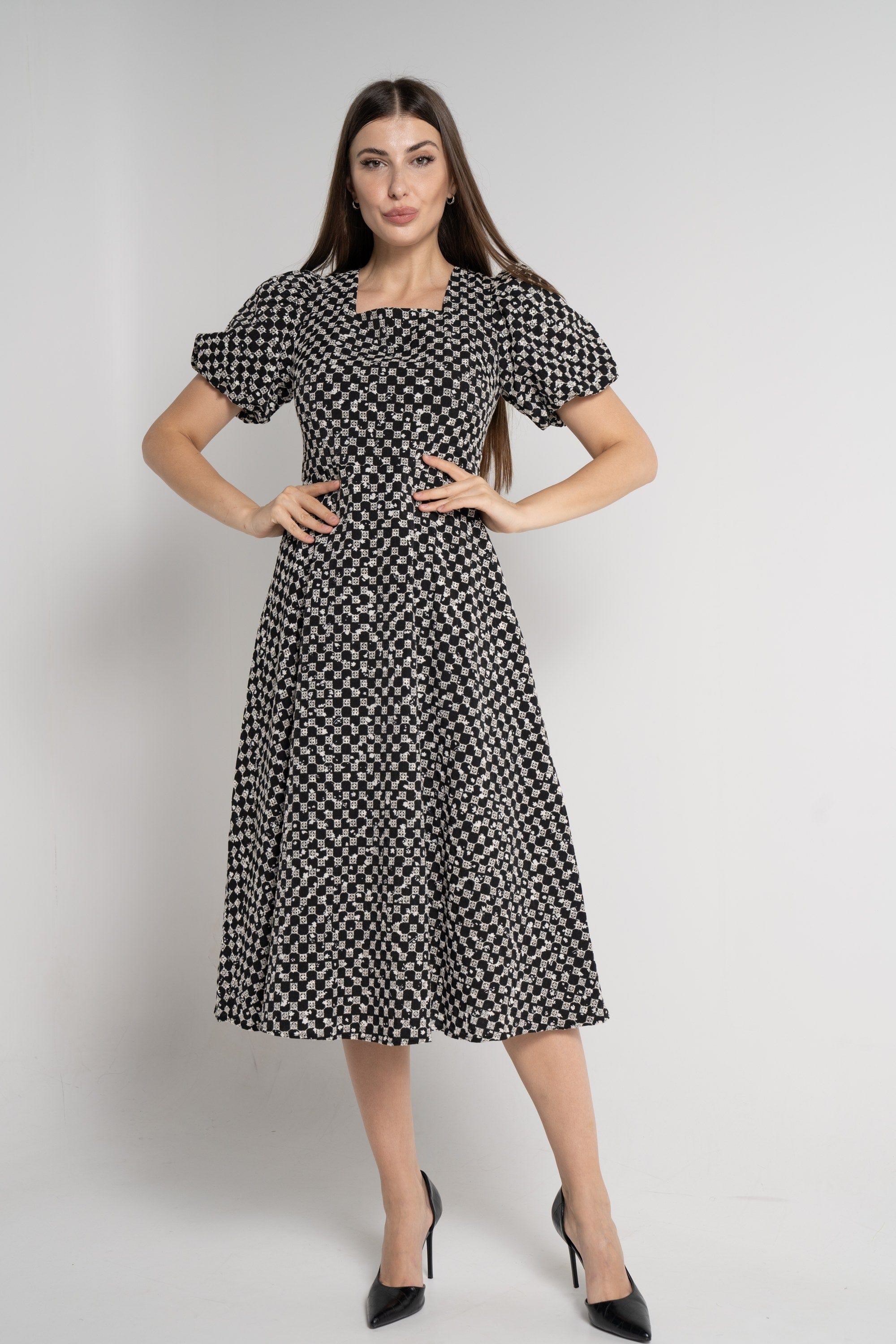 ميكا فستان ميدي مطرز بأكمام قصيرة منفوخة أسود