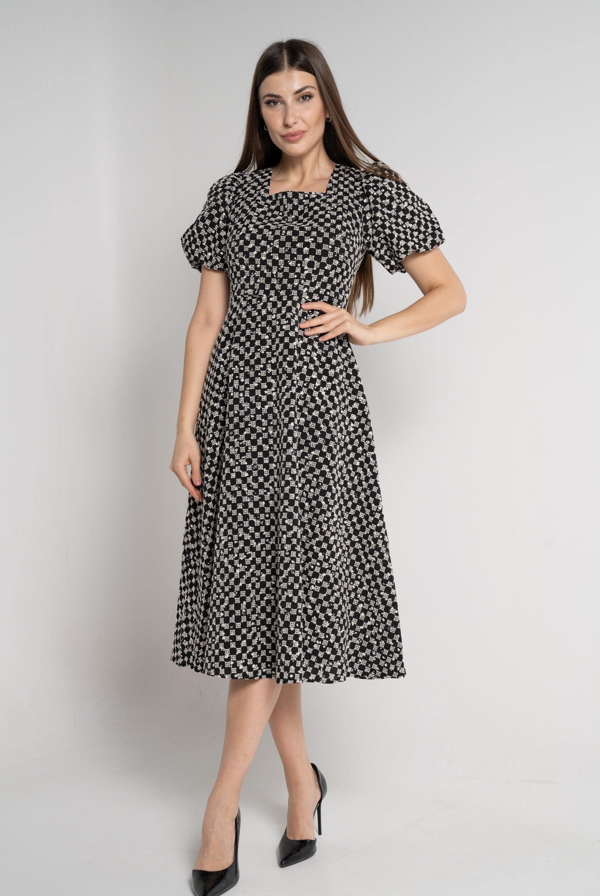 ميكا فستان ميدي مطرز بأكمام قصيرة منفوخة أسود