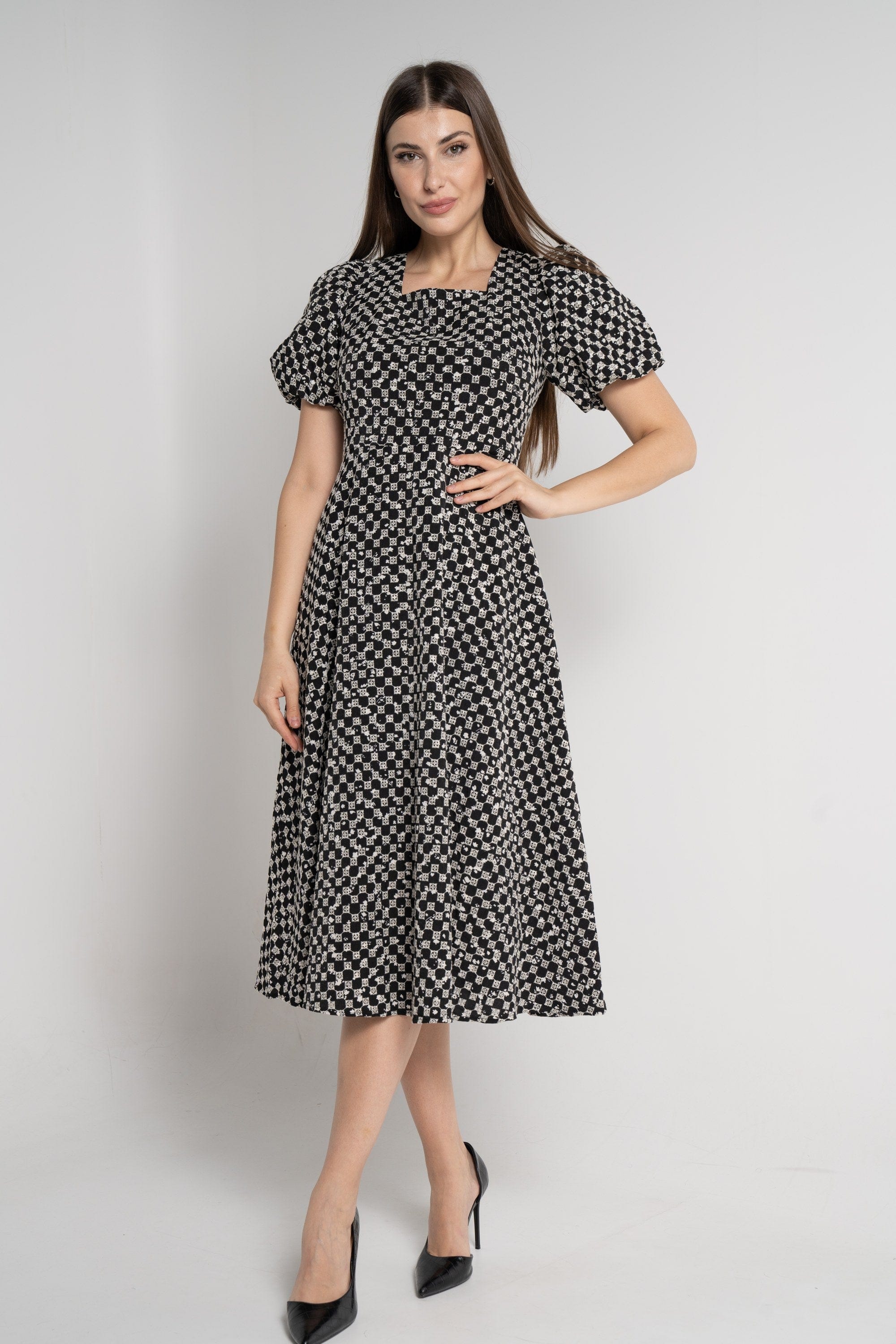 ميكا فستان ميدي مطرز بأكمام قصيرة منفوخة أسود