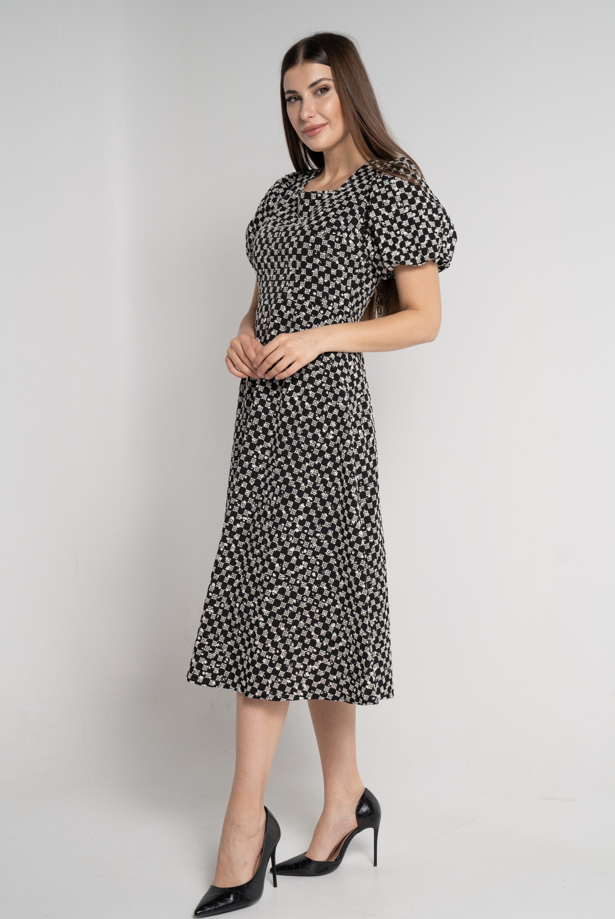 ميكا فستان ميدي مطرز بأكمام قصيرة منفوخة أسود