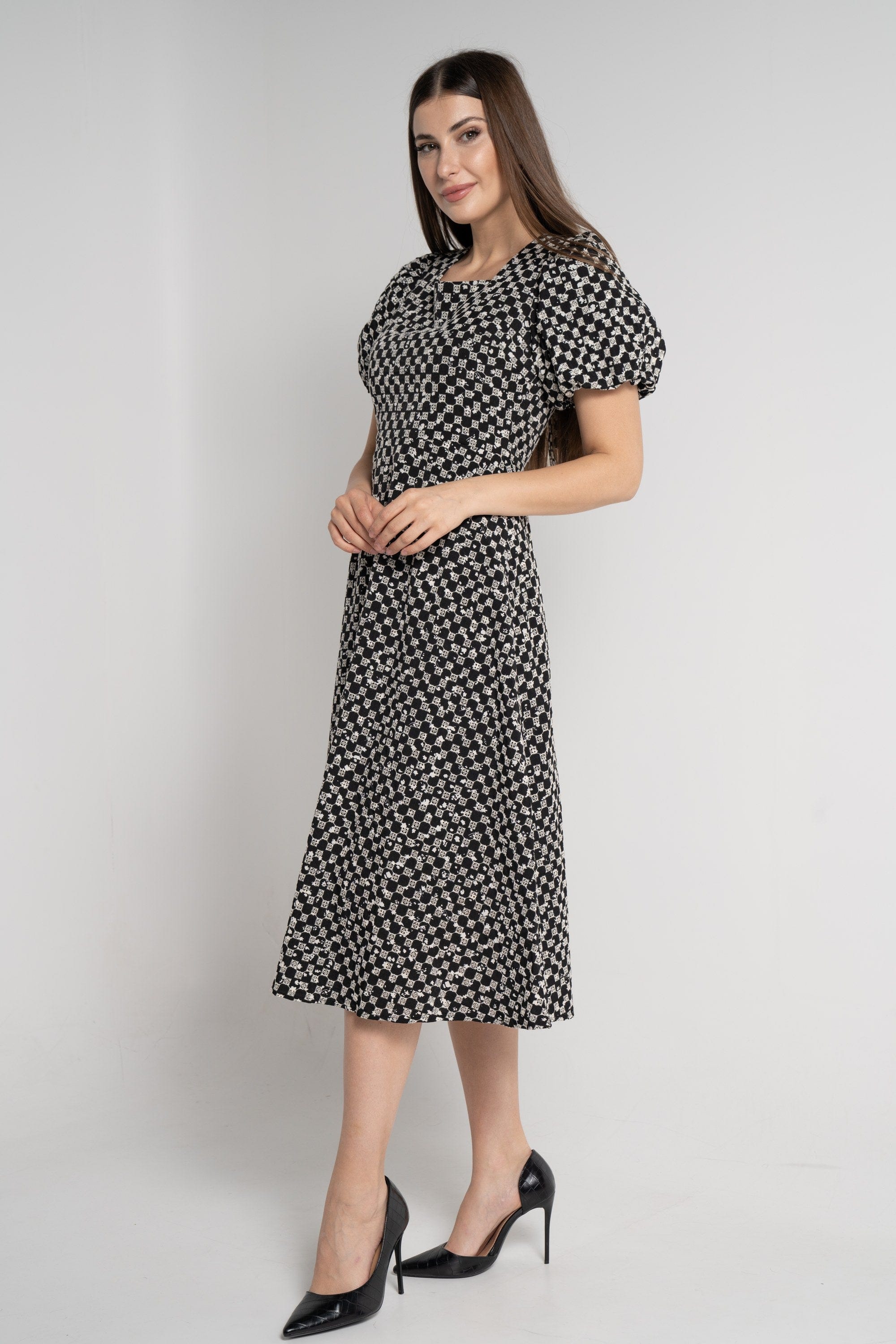 ميكا فستان ميدي مطرز بأكمام قصيرة منفوخة أسود