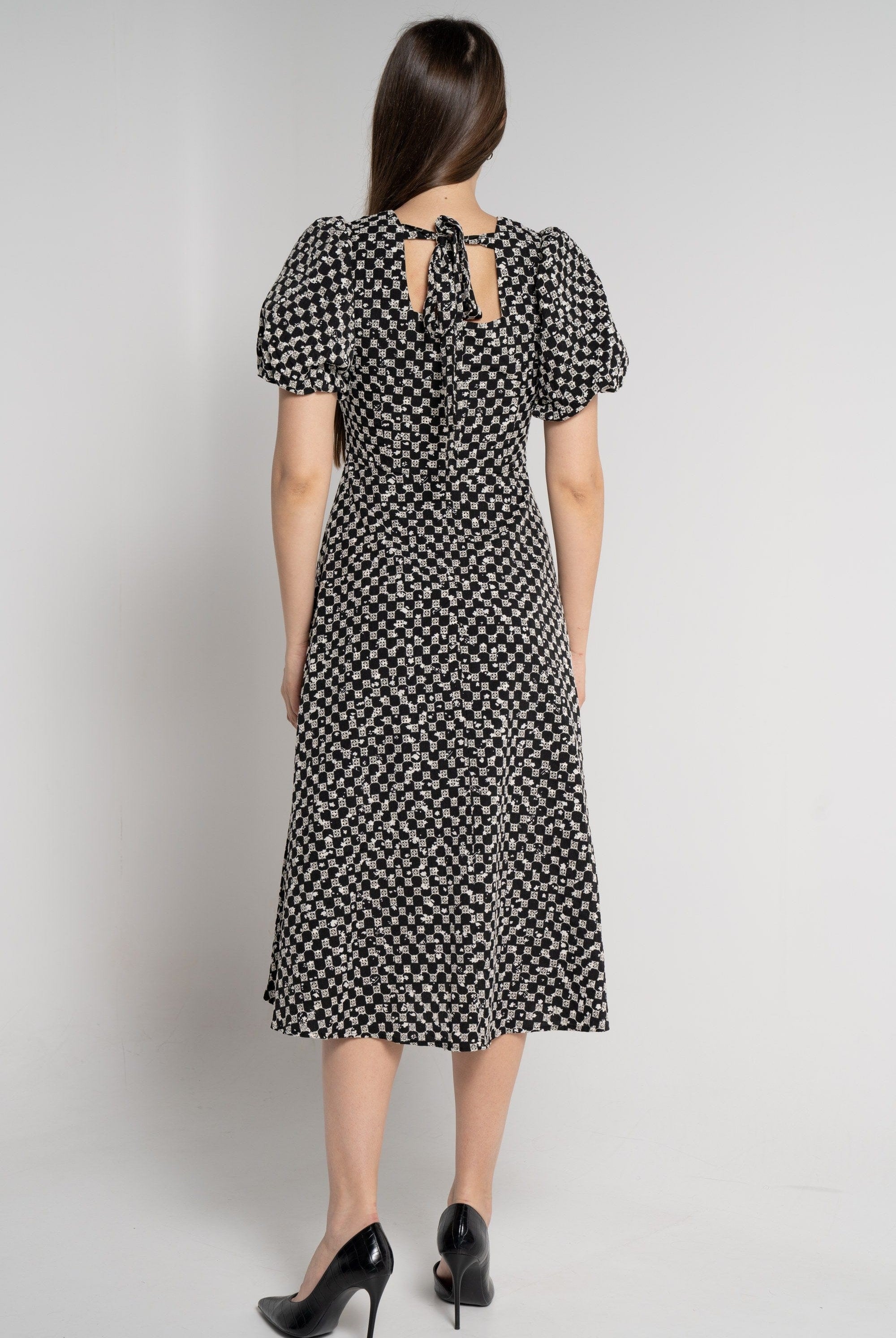 ميكا فستان ميدي مطرز بأكمام قصيرة منفوخة أسود