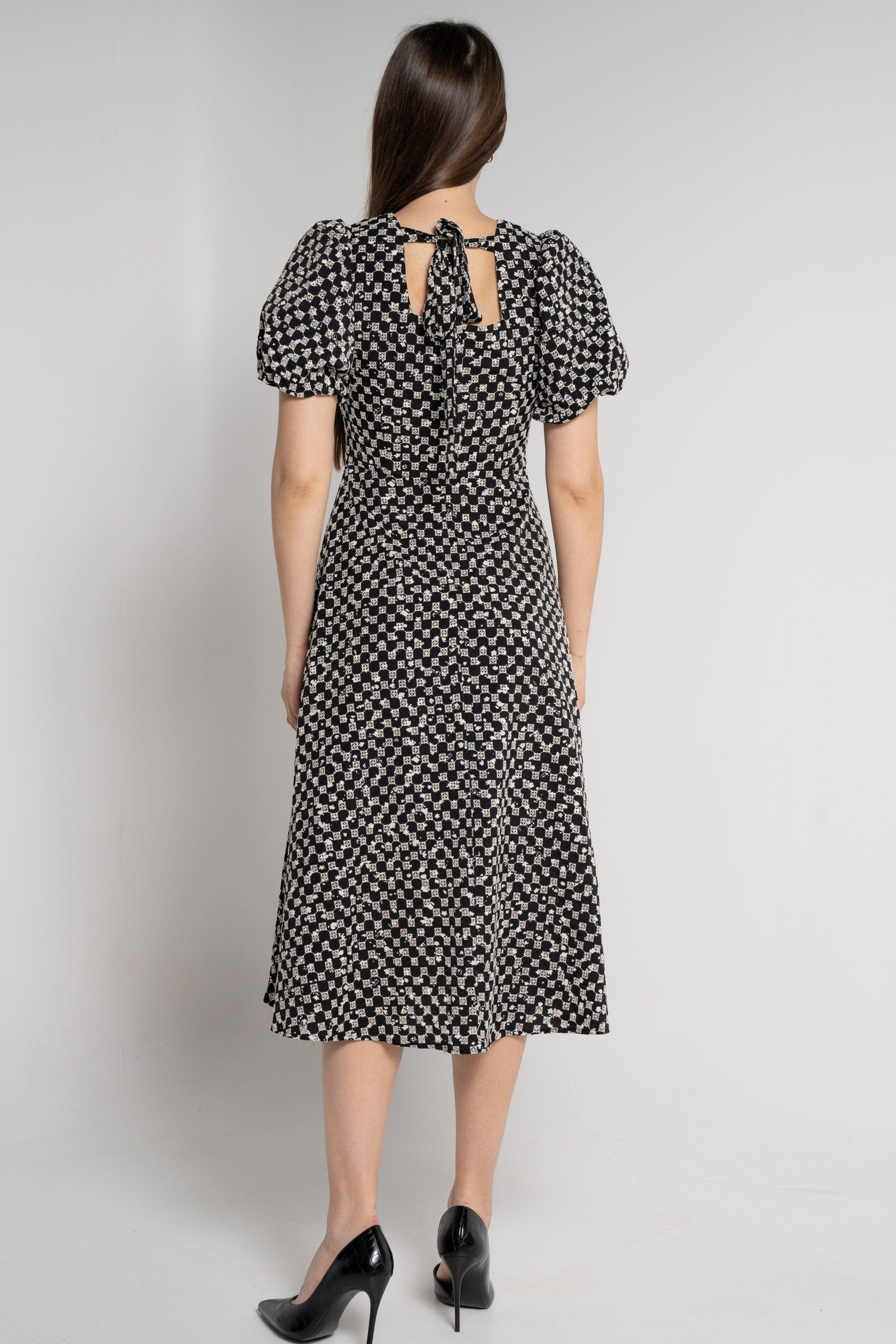 ميكا فستان ميدي مطرز بأكمام قصيرة منفوخة أسود