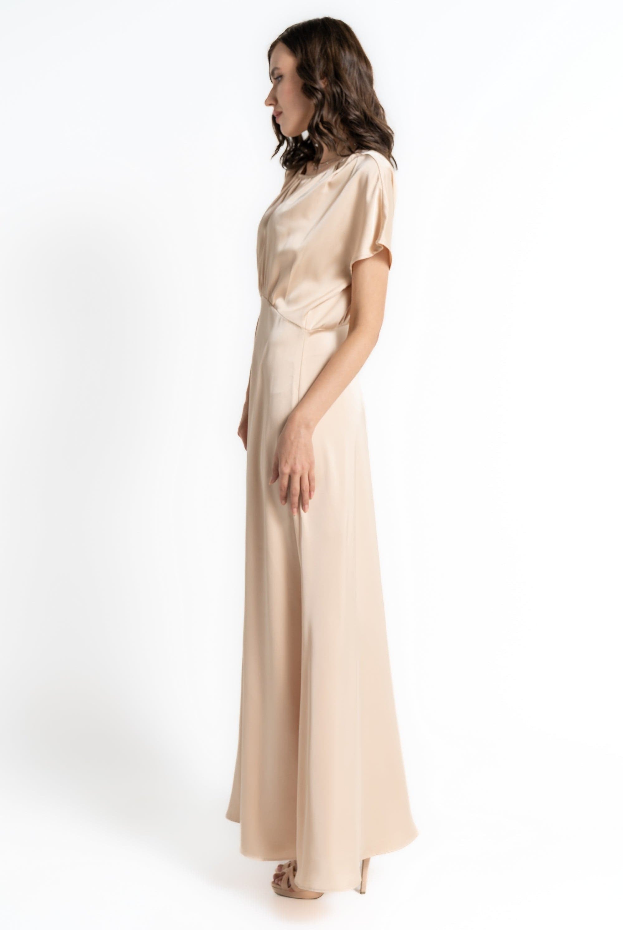 ميكا فستان ماكسي بأكمام قصيرة بكسرات على الصدر بيج