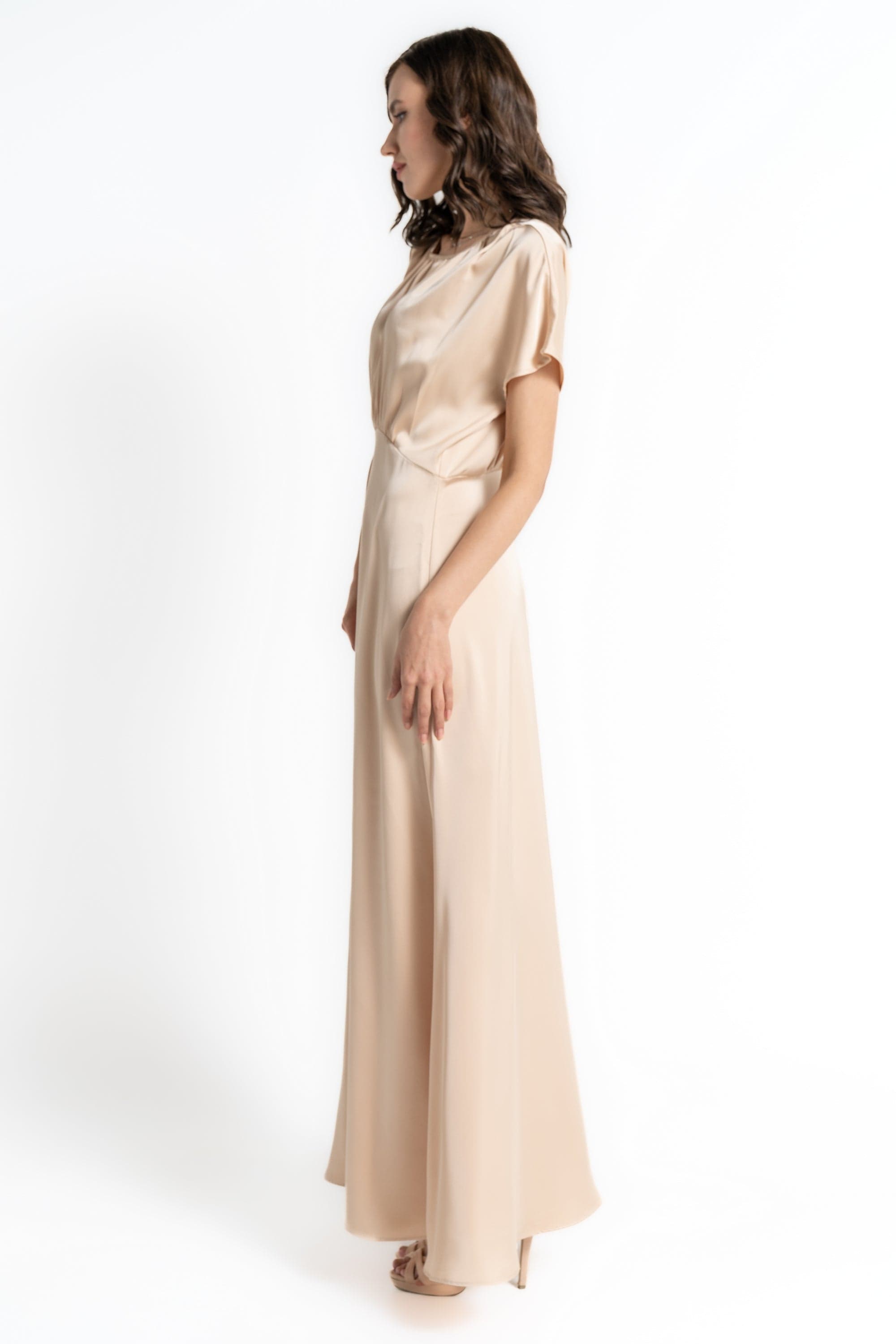 ميكا فستان ماكسي بأكمام قصيرة بكسرات على الصدر بيج