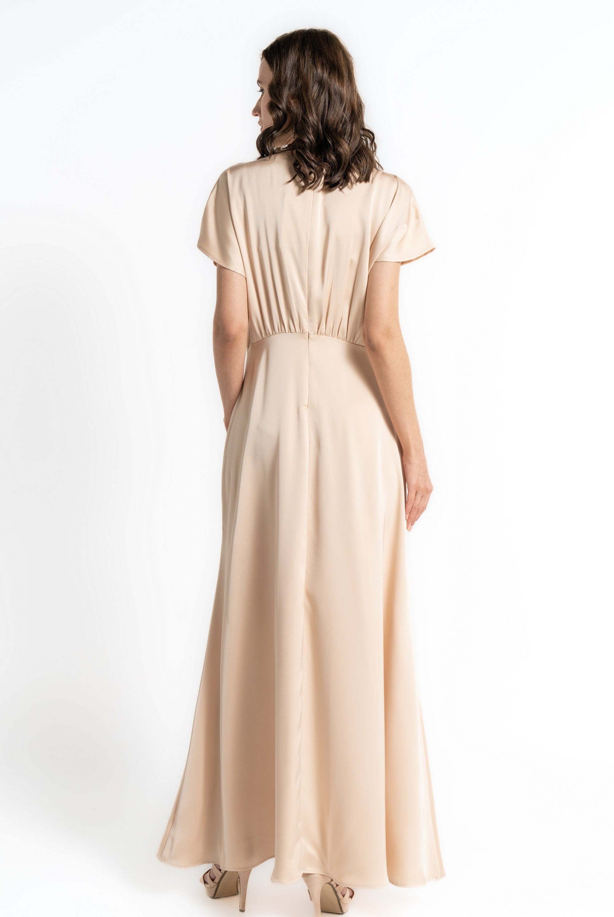 ميكا فستان ماكسي بأكمام قصيرة بكسرات على الصدر بيج