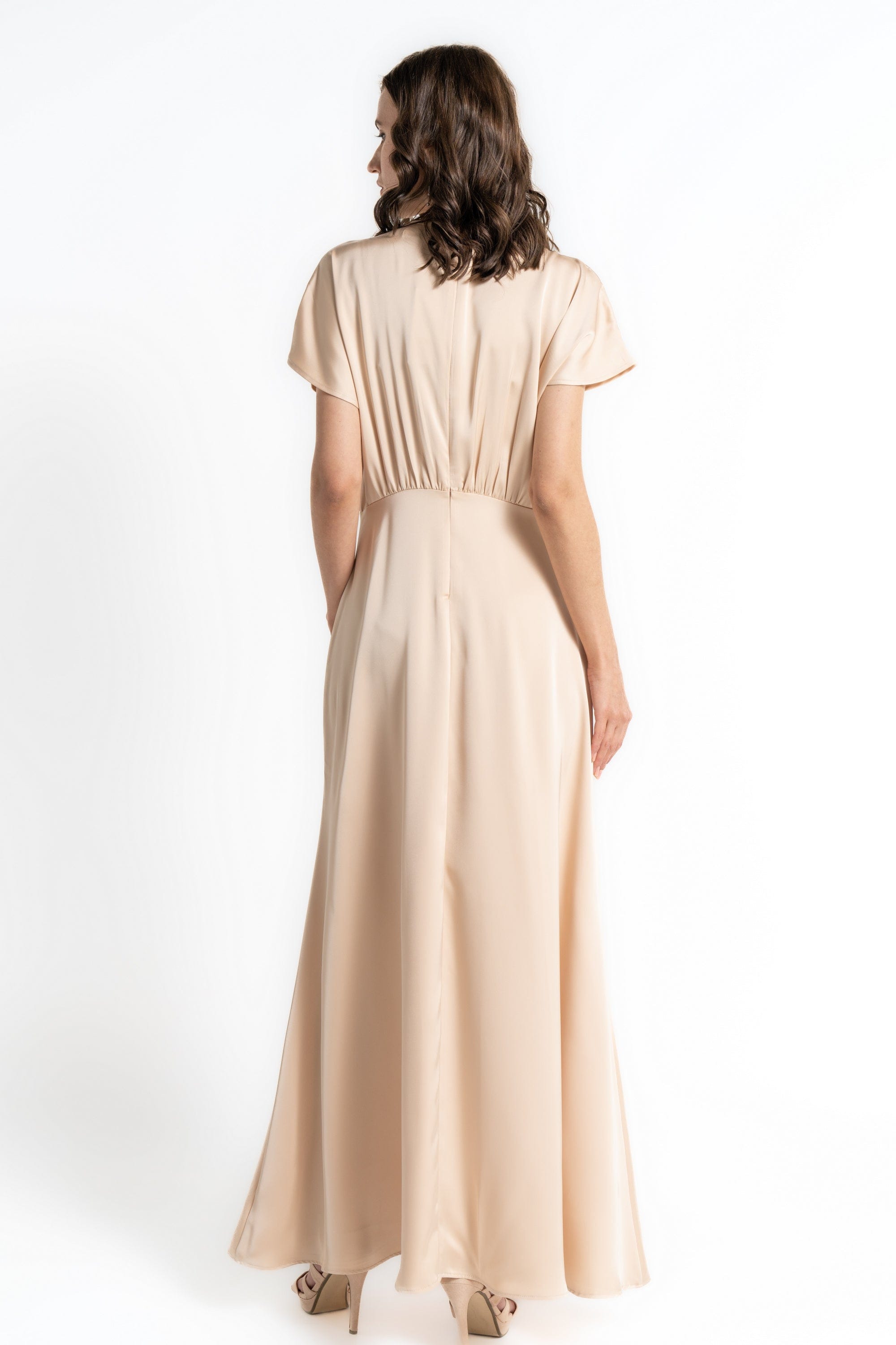 ميكا فستان ماكسي بأكمام قصيرة بكسرات على الصدر بيج