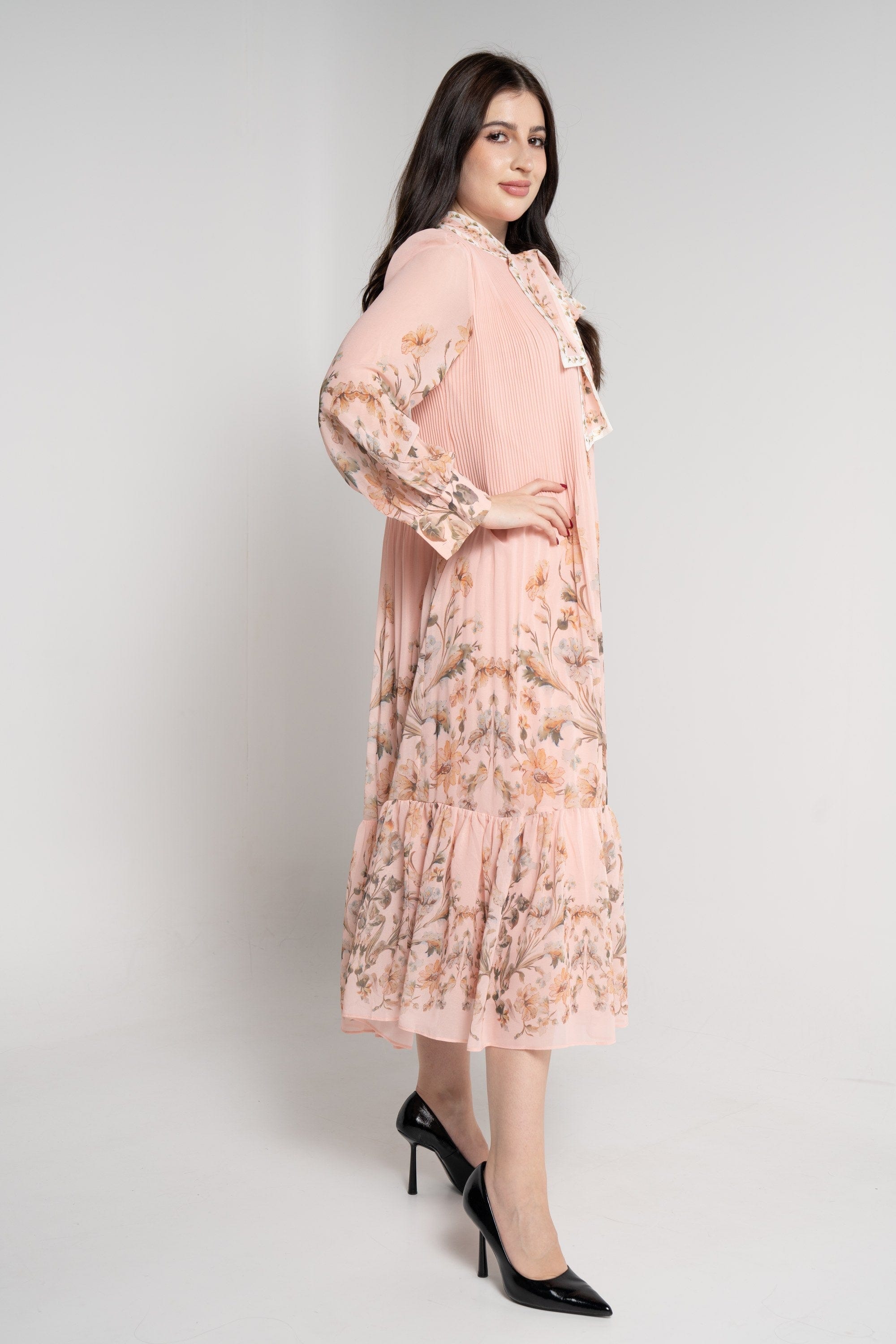 ميكا فستان ميدي بأكمام طويلة شفافة مخصر بورق شجر وردي فاتح