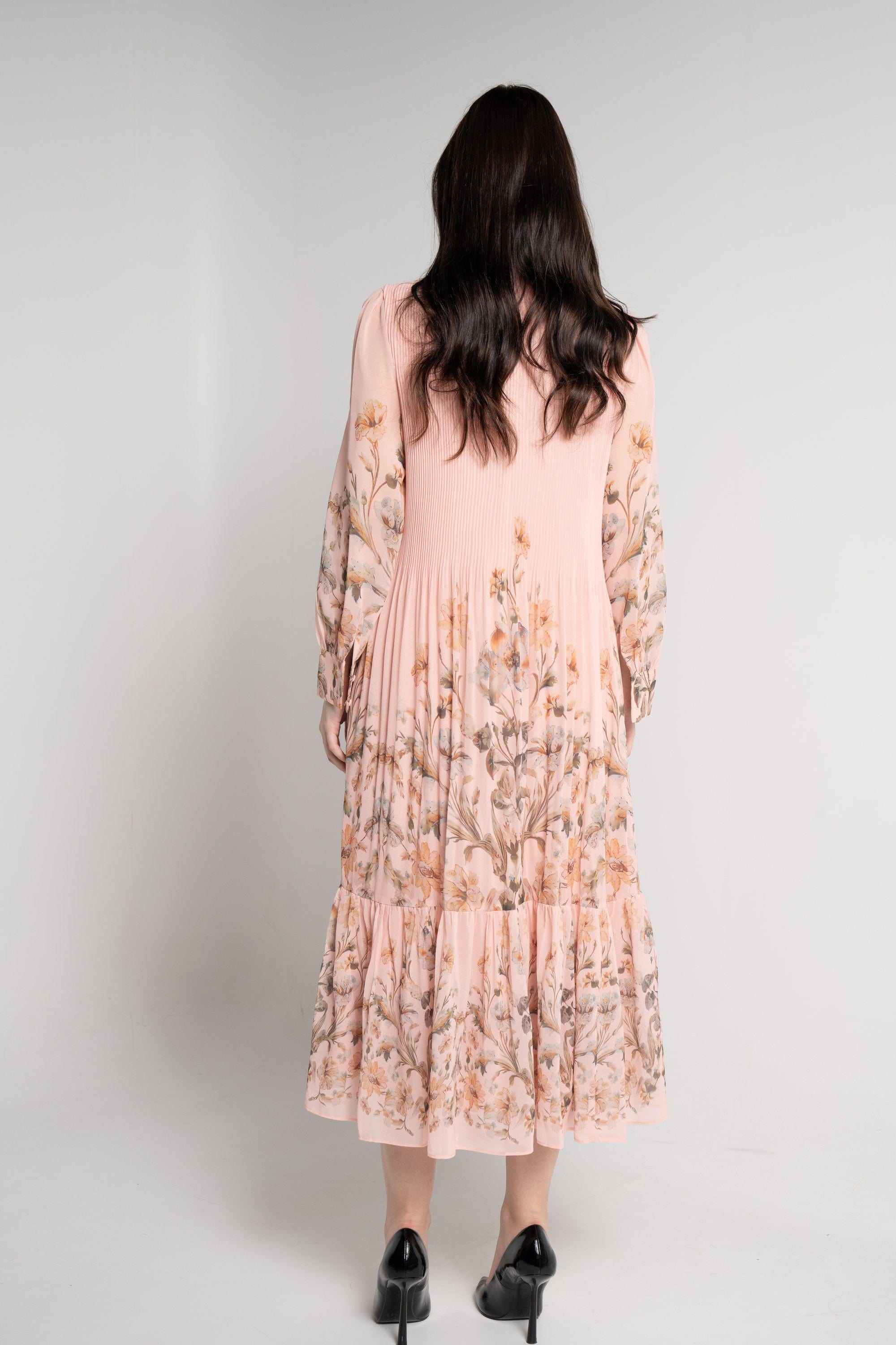 ميكا فستان ميدي بأكمام طويلة شفافة مخصر بورق شجر وردي فاتح