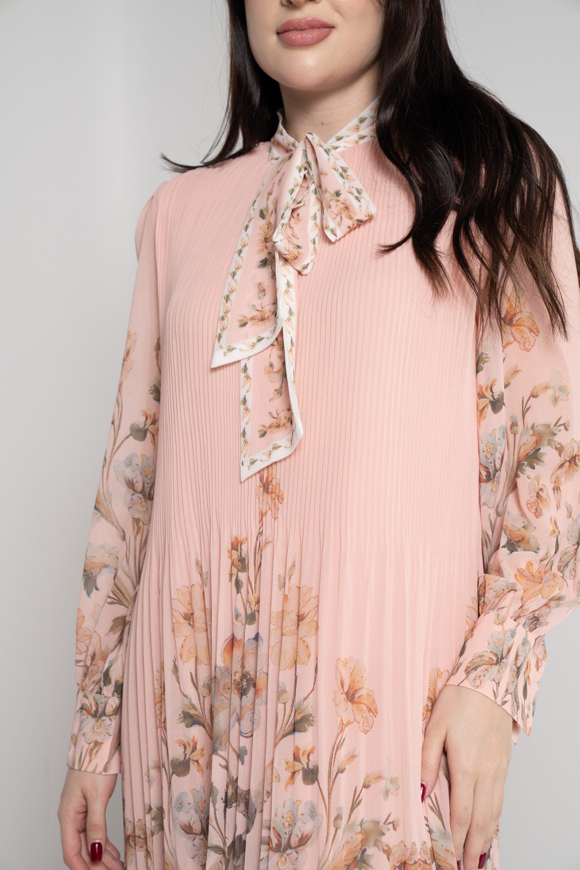 ميكا فستان ميدي بأكمام طويلة شفافة مخصر بورق شجر وردي فاتح