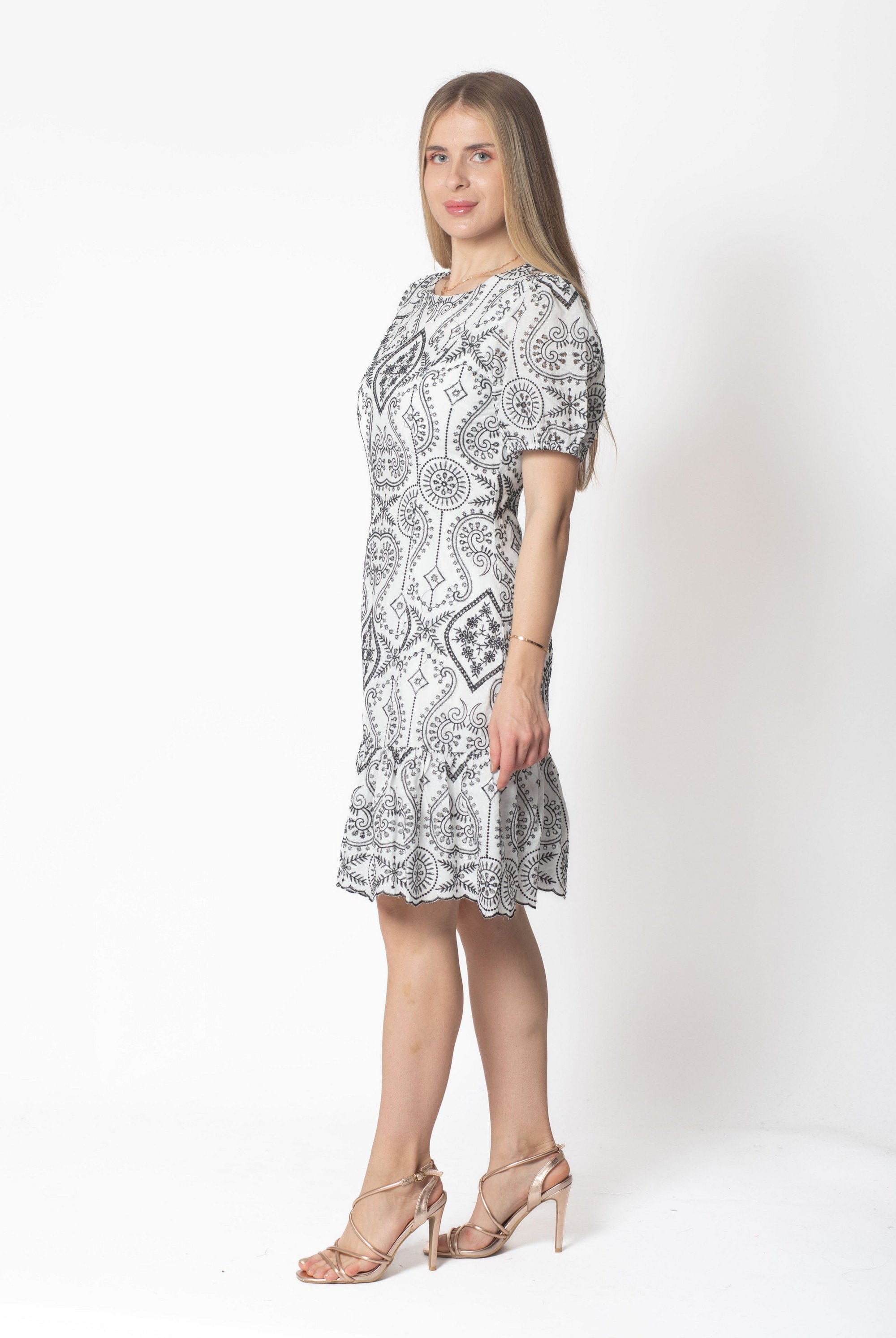 ميكا فستان قصير منقوش مكشكش من أسفل كم بف نسائي