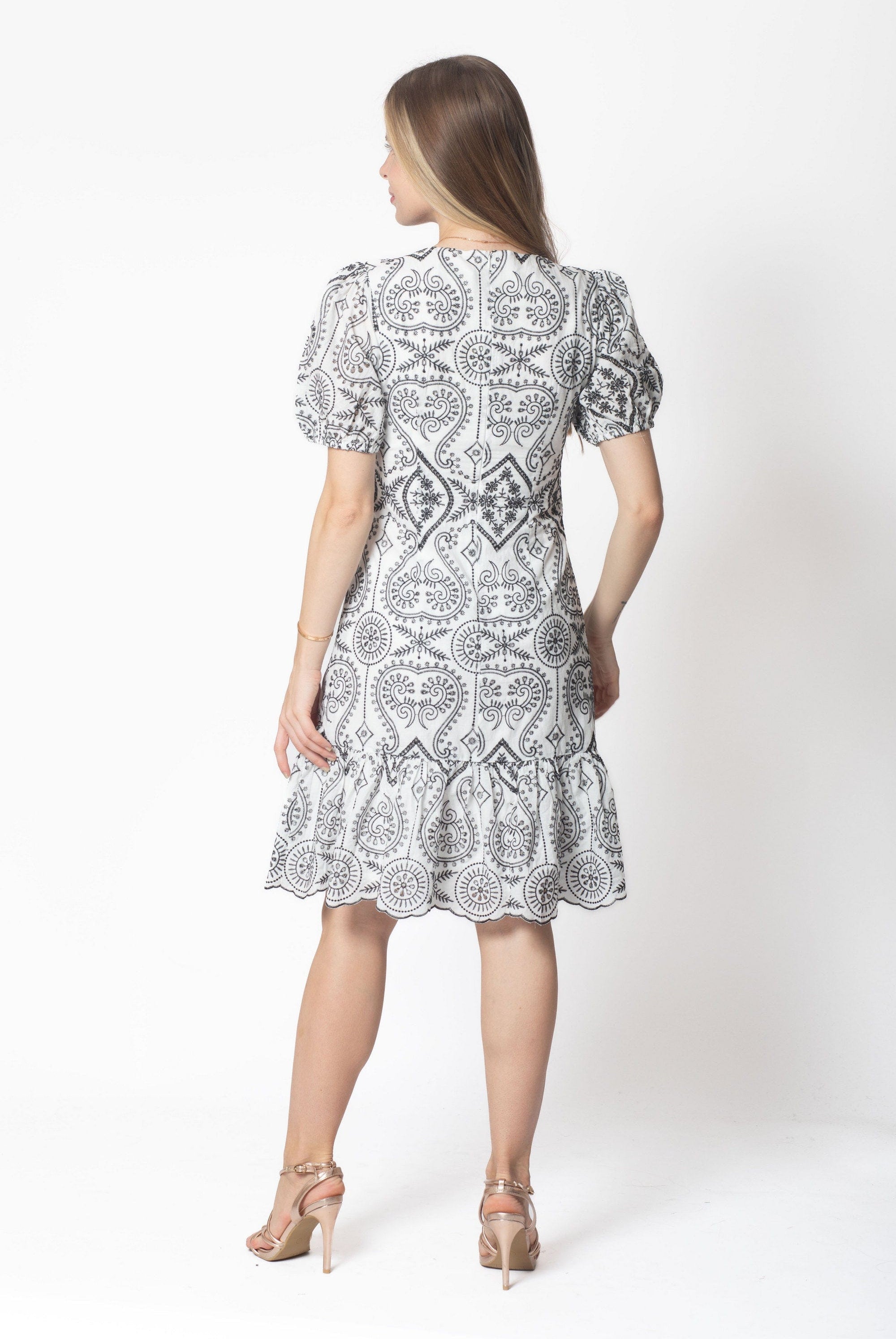 ميكا فستان قصير منقوش مكشكش من أسفل كم بف نسائي