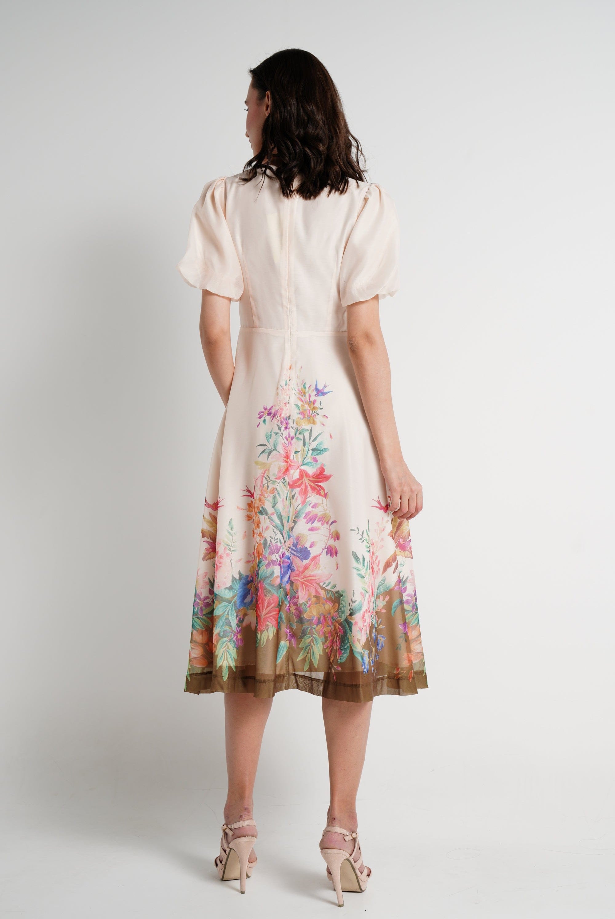 ميكا فستان ميدي بأكمام قصيرة موردة من أسفل نسائي بيج