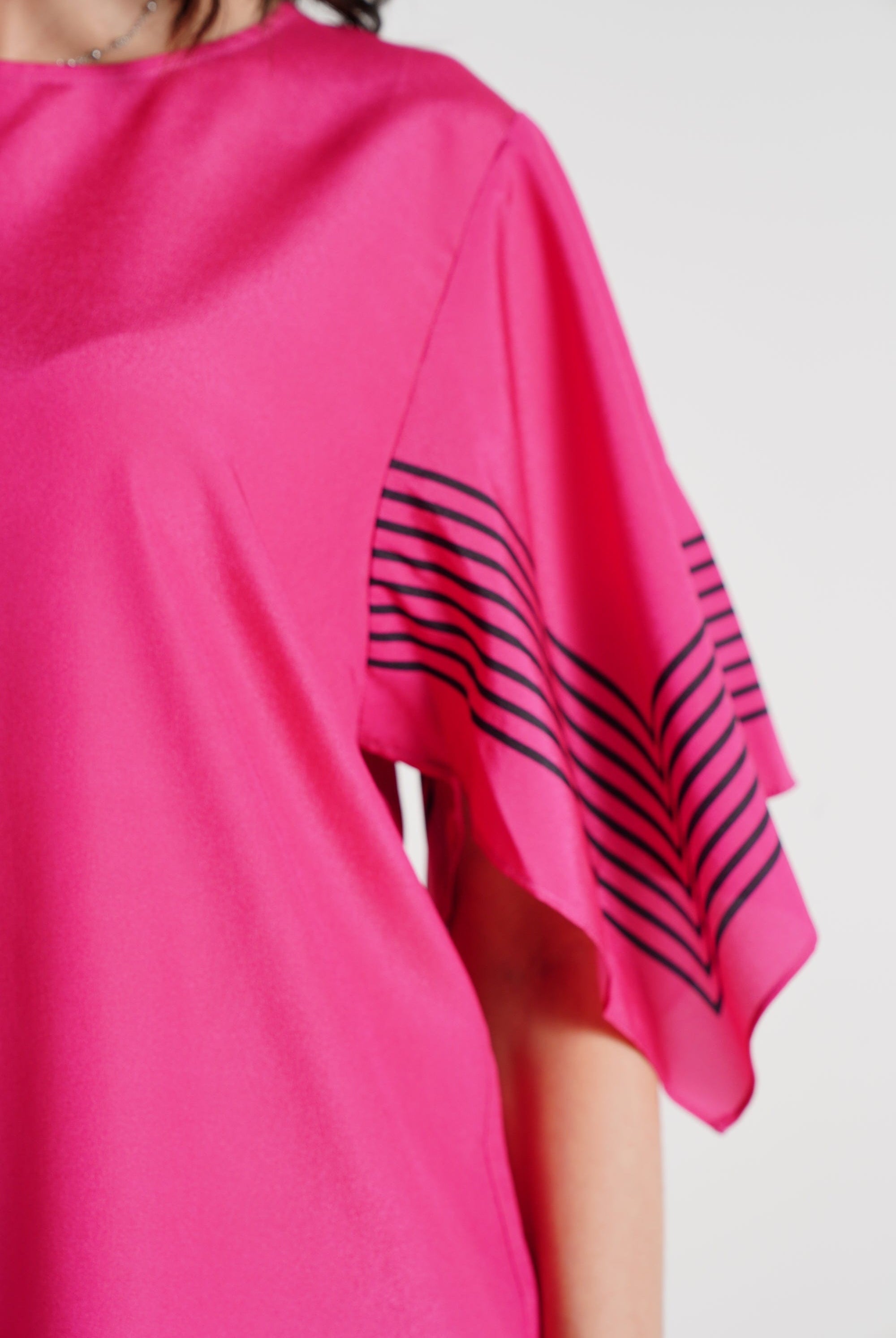 ميكا بلوزة واسعة نص كم مخطط نسائي فوشيا