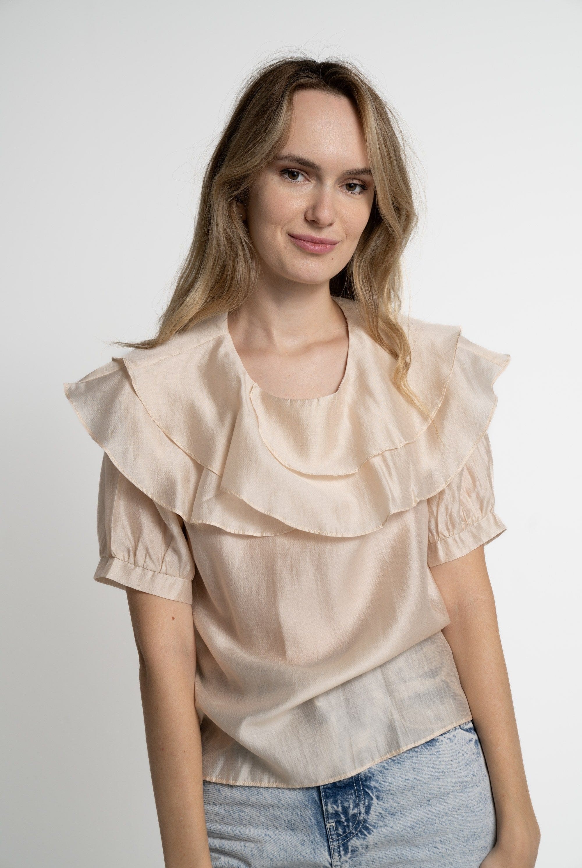 ميكا بلوزة بأكمام قصيرة ناعمة بكرانيش بيج