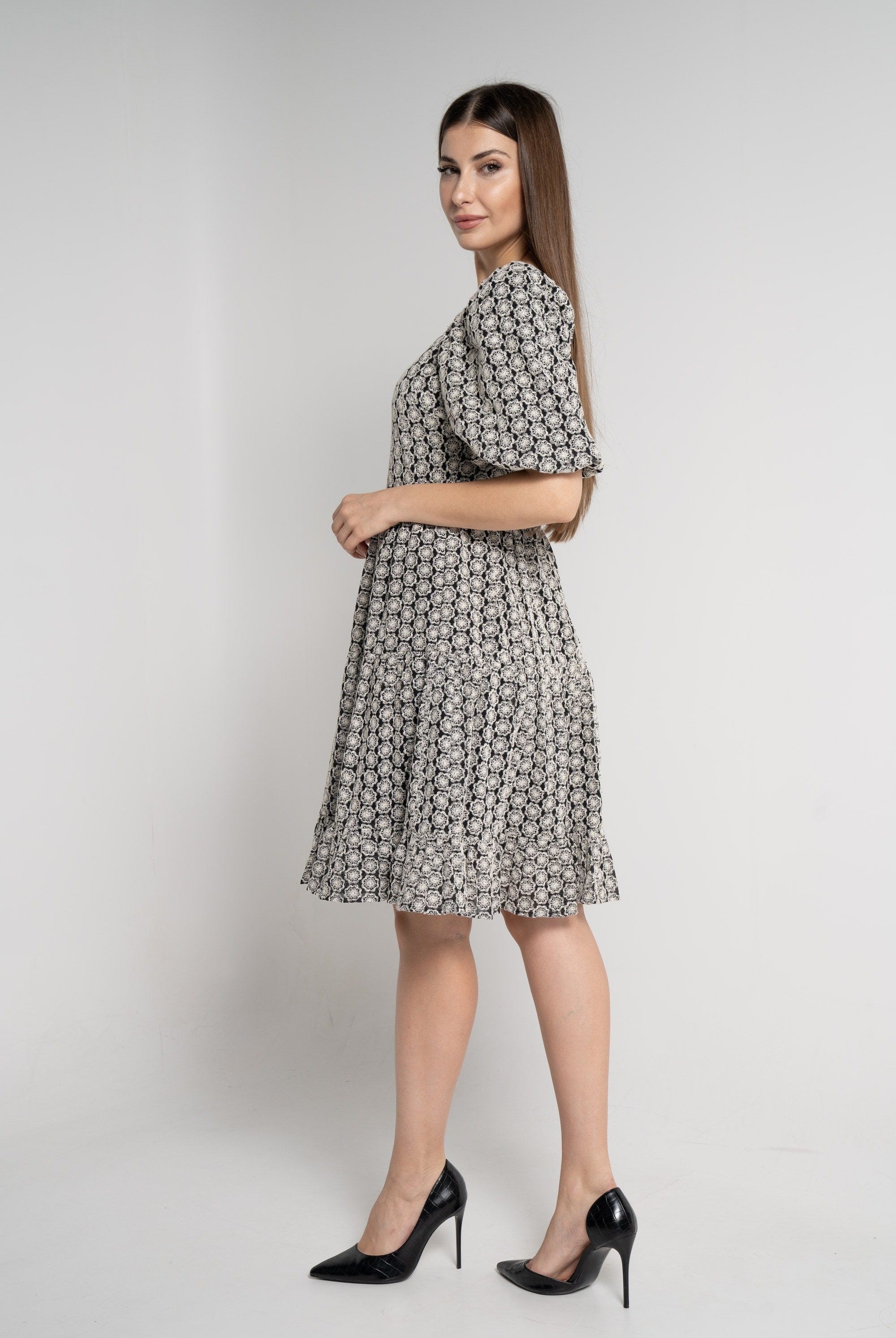 ميكا فستان بطول الركبة وأكمام قصيرة