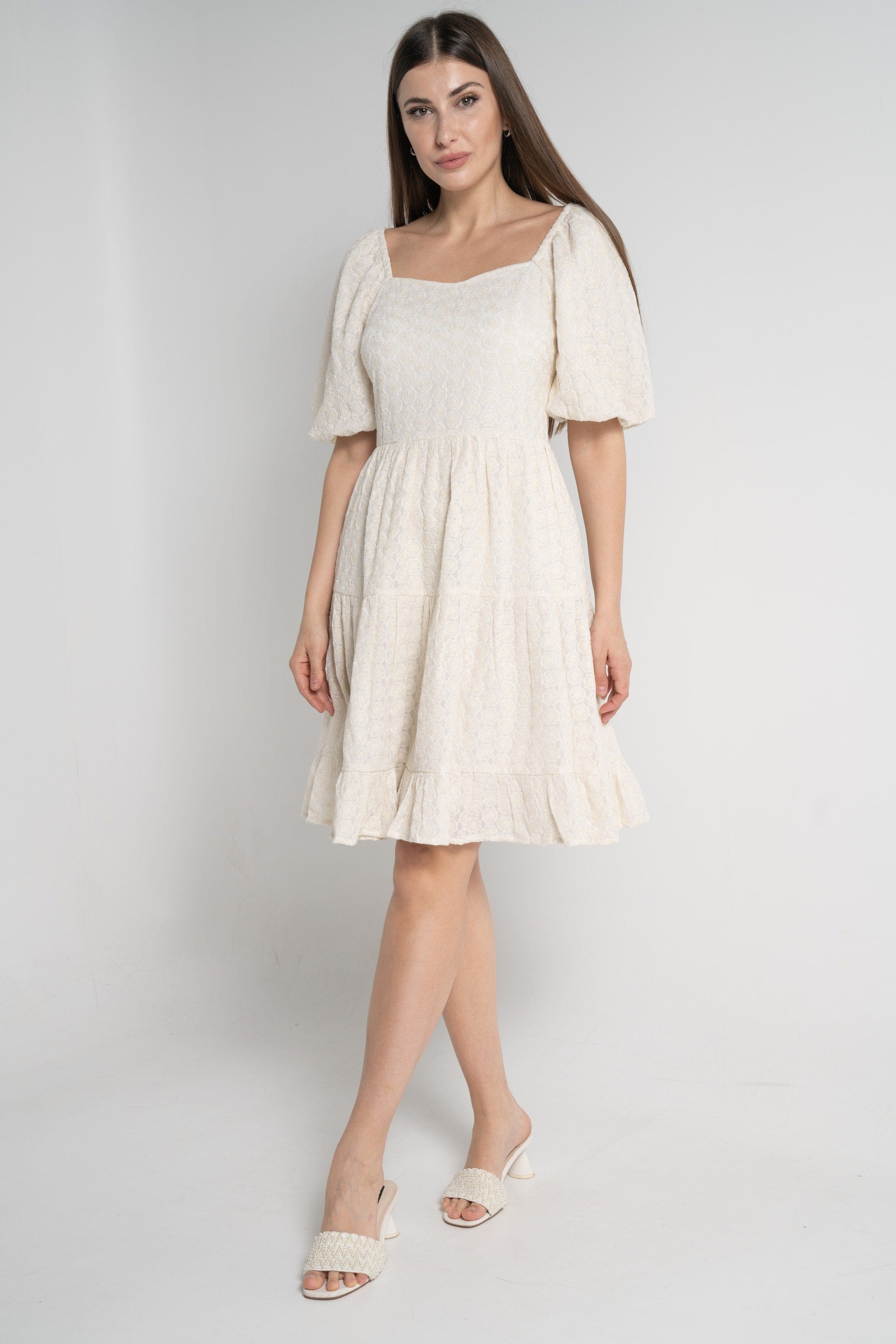 ميكا فستان بطول الركبة وأكمام قصيرة