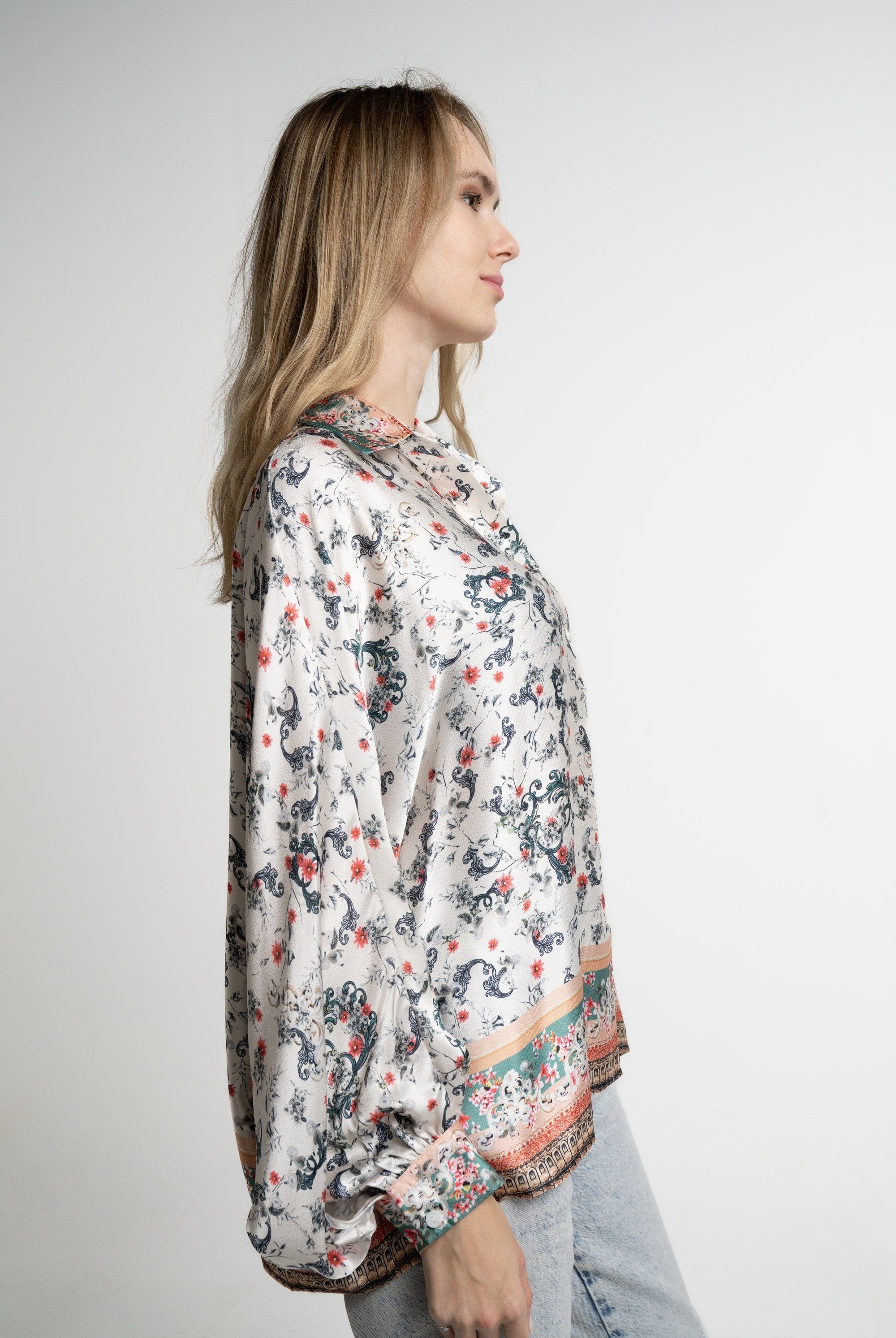 ميكا قميص بأكمام طويلة مزين بالورود نسائي بيج