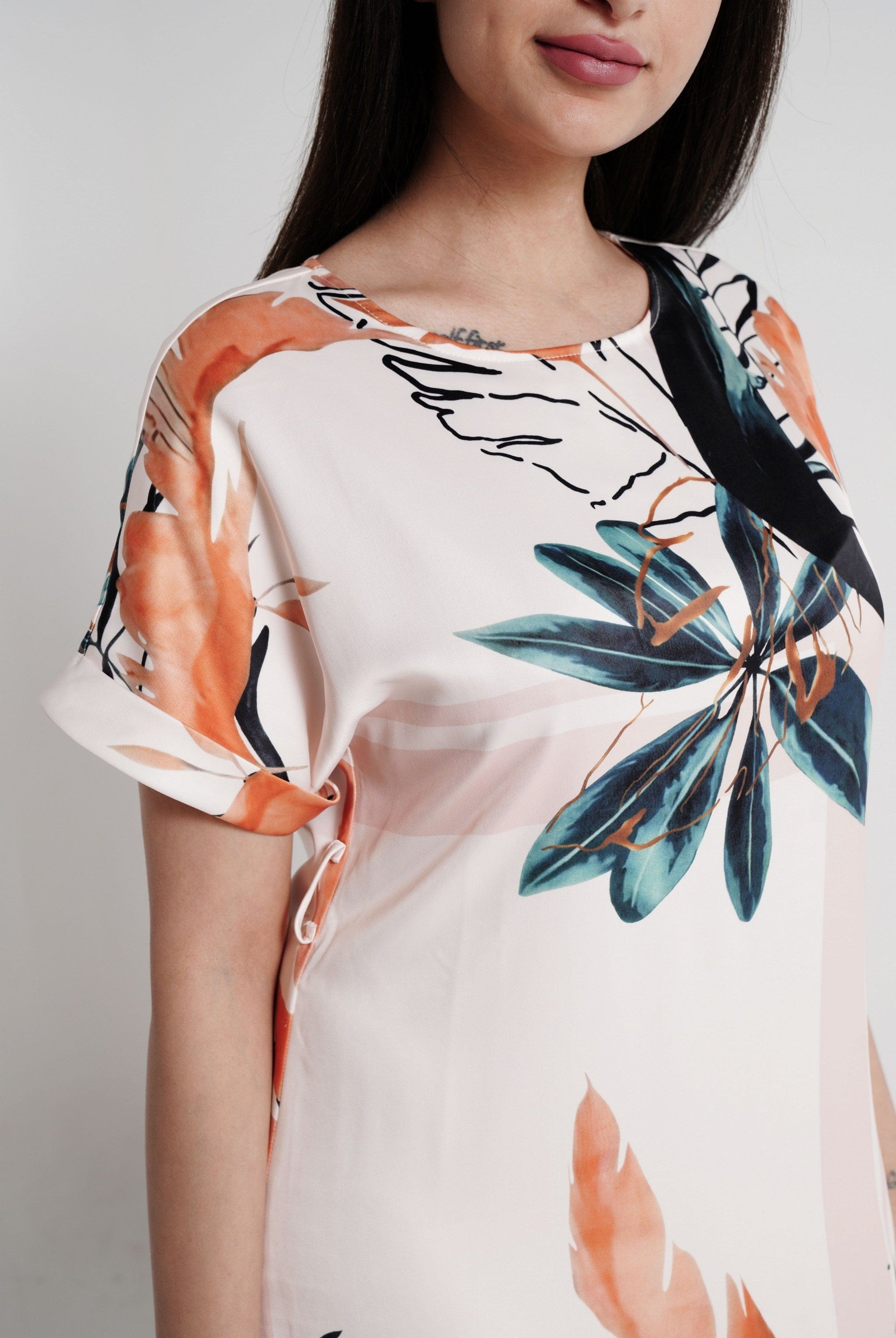 ميكا فستان ميدي مشجر بأكمام قصيرة بكرانيش من الأسفل بيج