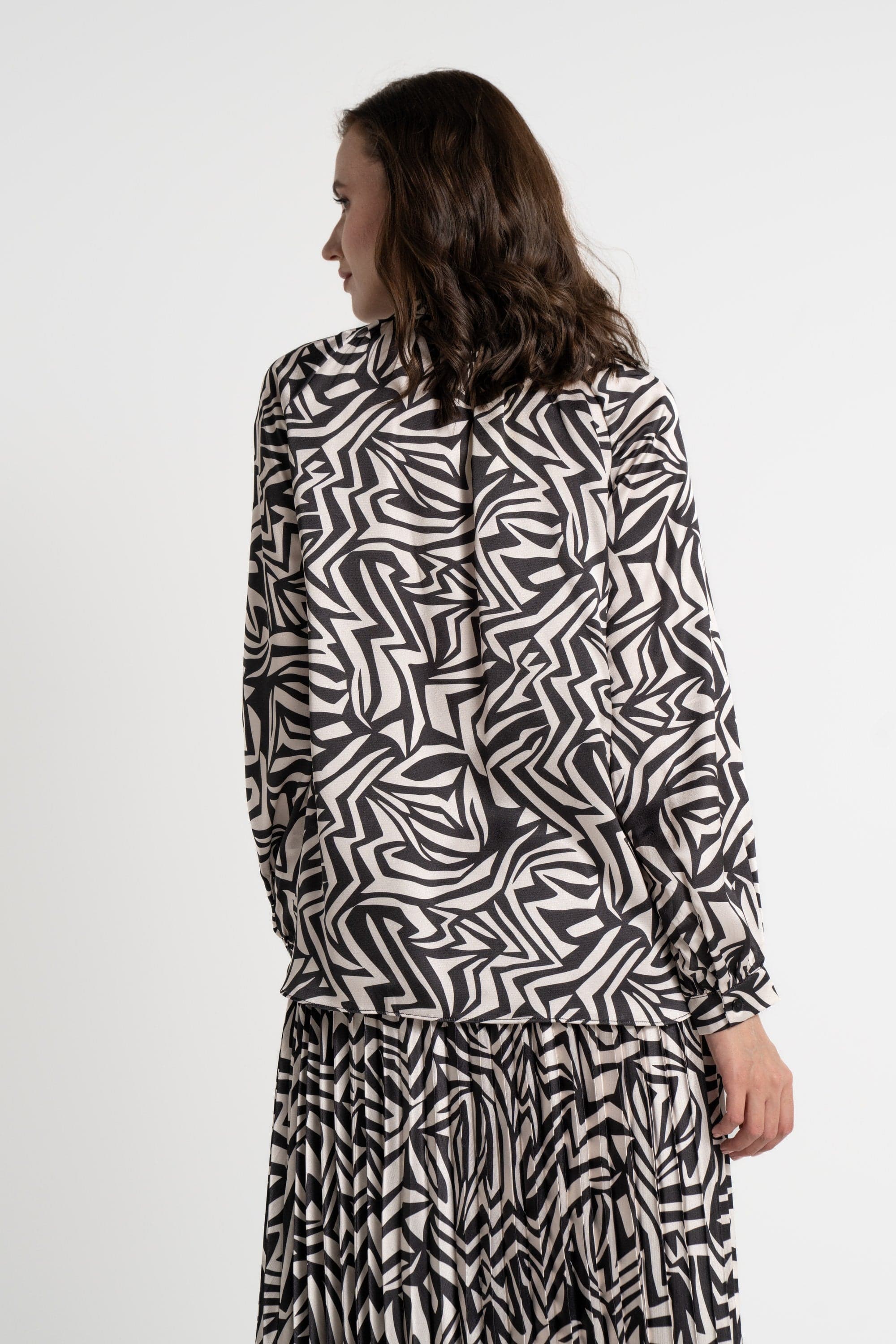 ميكا قميص بأكمام طويلة منقوش بأزرار أمامية