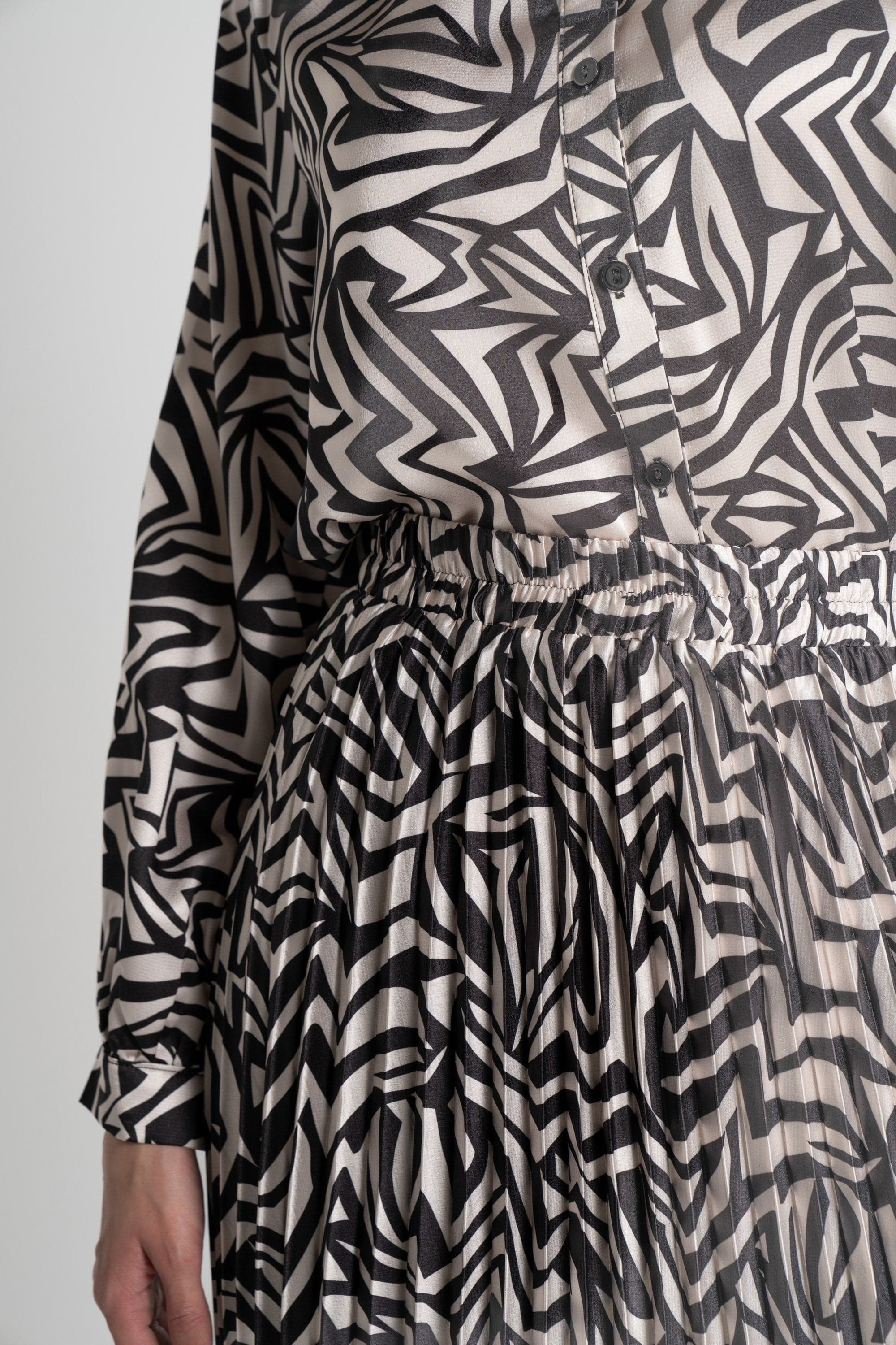 ميكا تنورة ميدي نسائية مطبوعة بكسرات