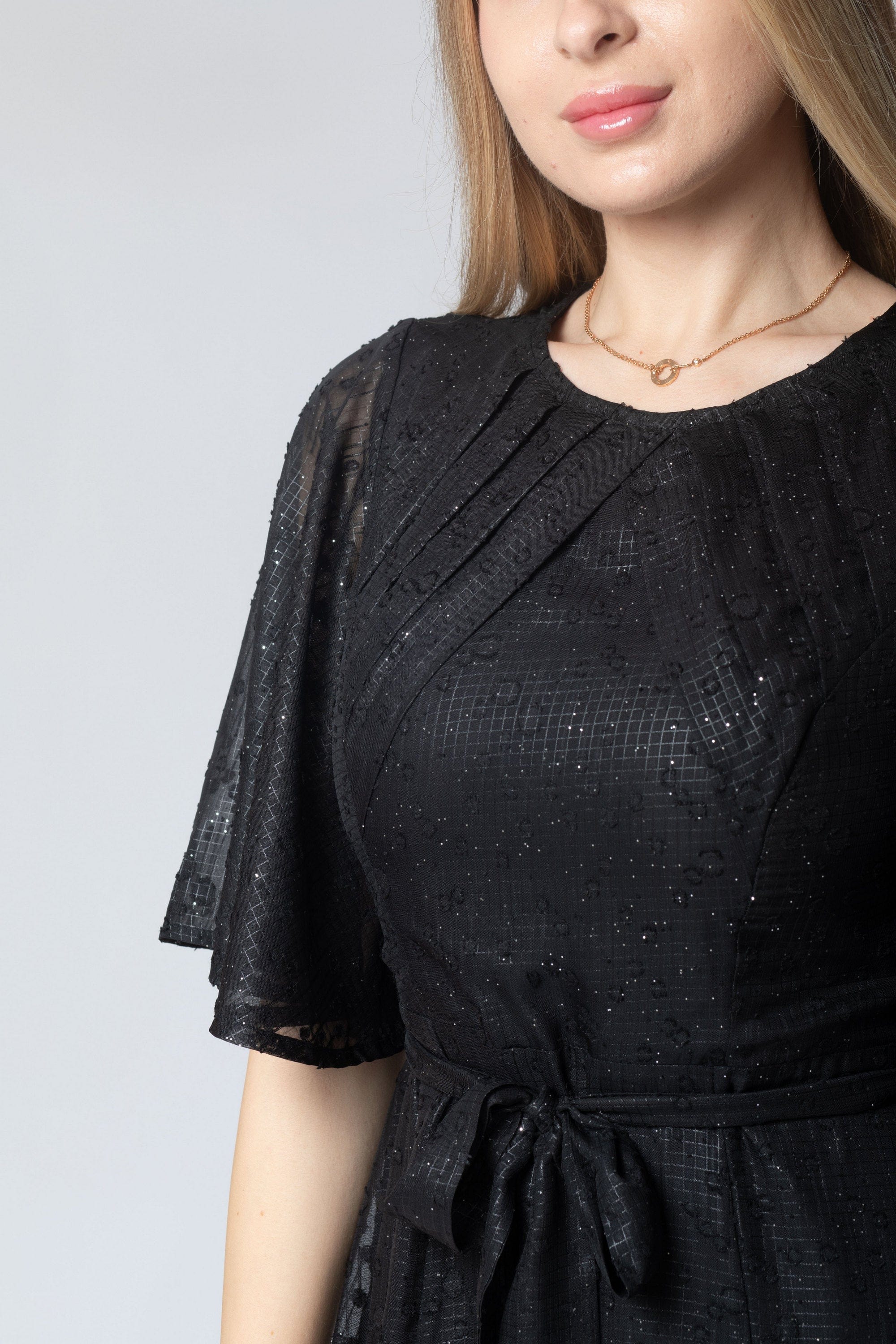 ميكا فستان ميدي لامع برباط على الخصر نص كم واسع