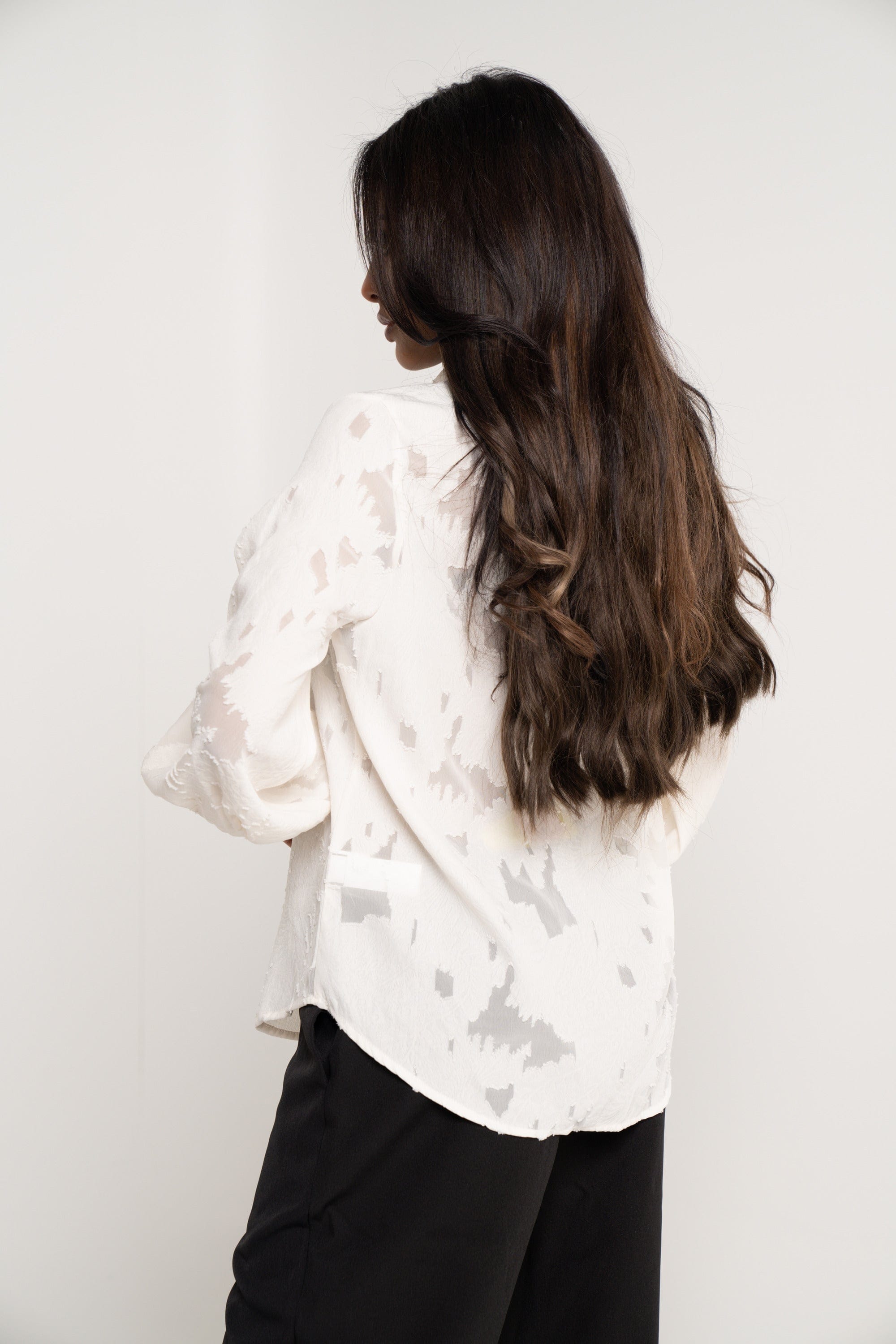 ميكا قميص مشجر بأزرار أمامية كم طويل بأساور