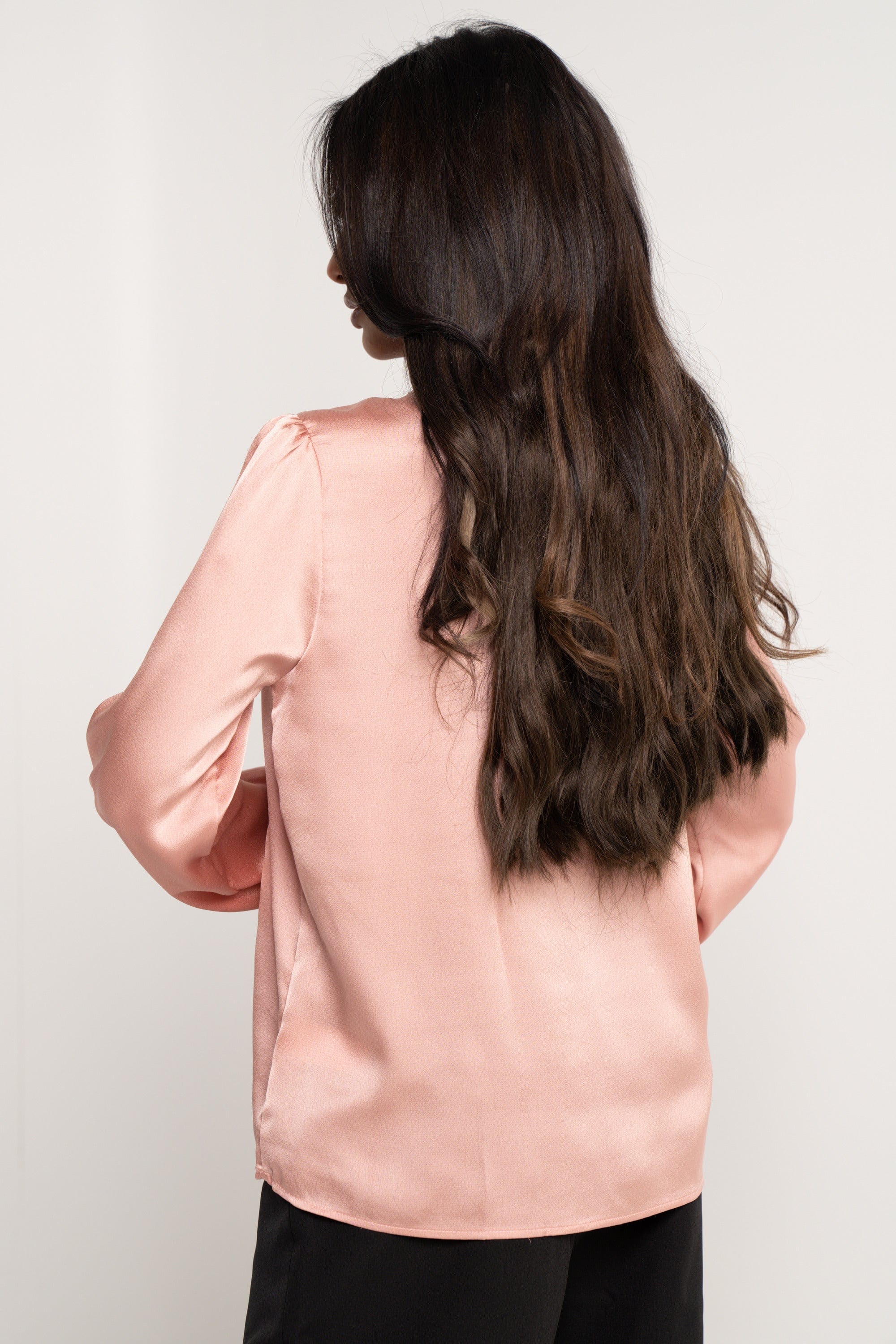 ميكا بلوزة سادة بأزرار أمامية برقبة مكشكشة كم طويل