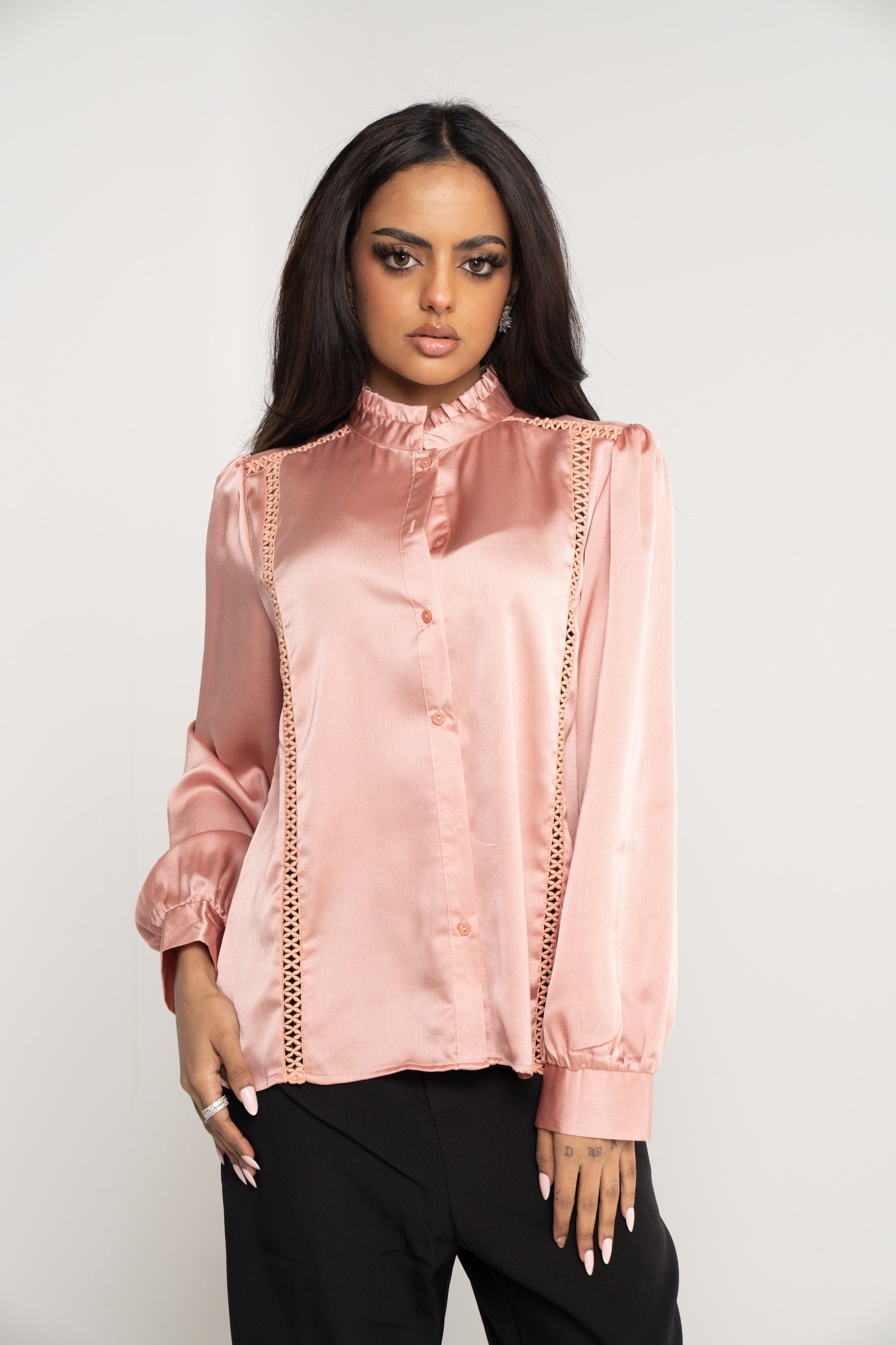 ميكا بلوزة سادة بأزرار أمامية برقبة مكشكشة كم طويل