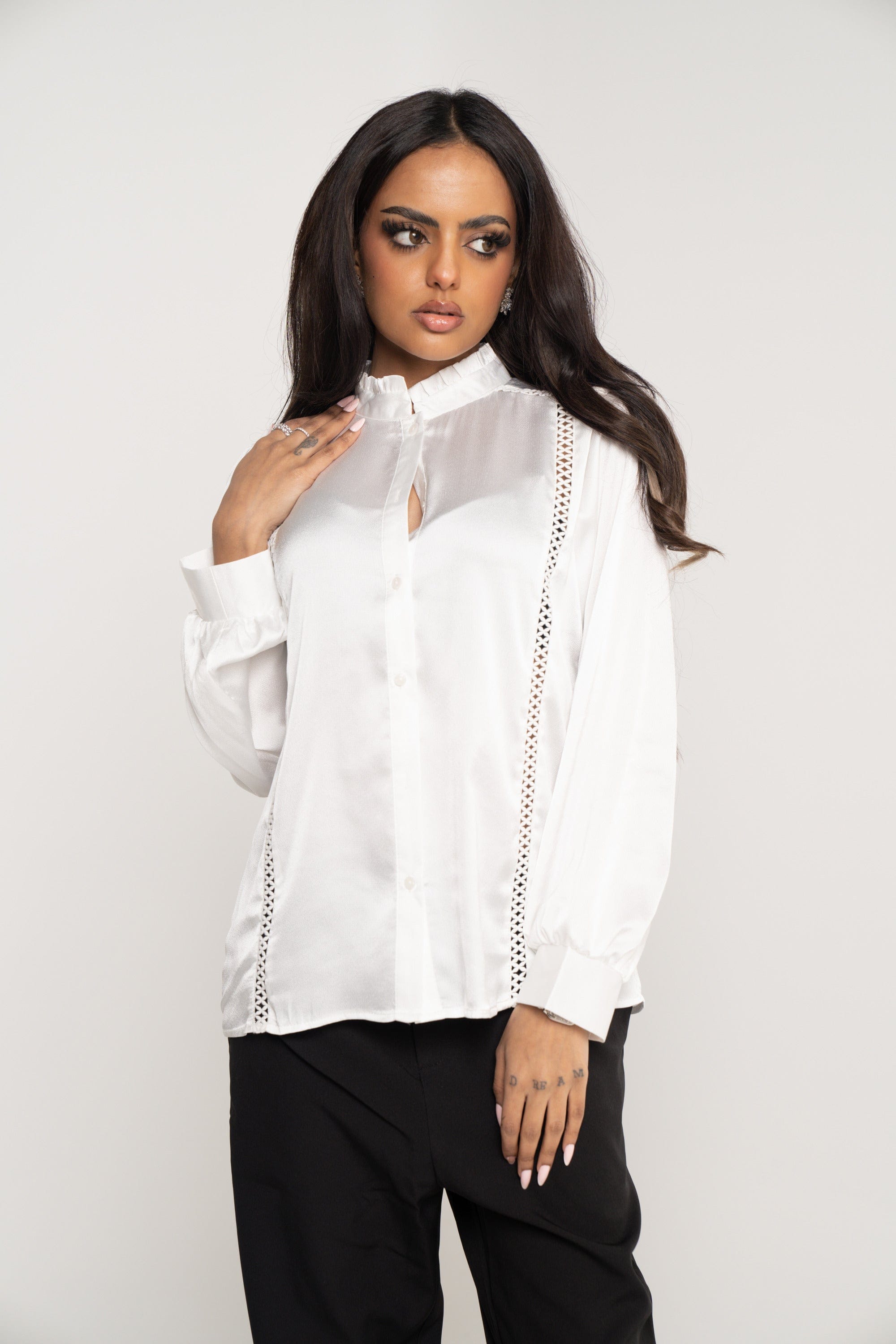 ميكا بلوزة سادة بأزرار أمامية برقبة مكشكشة كم طويل