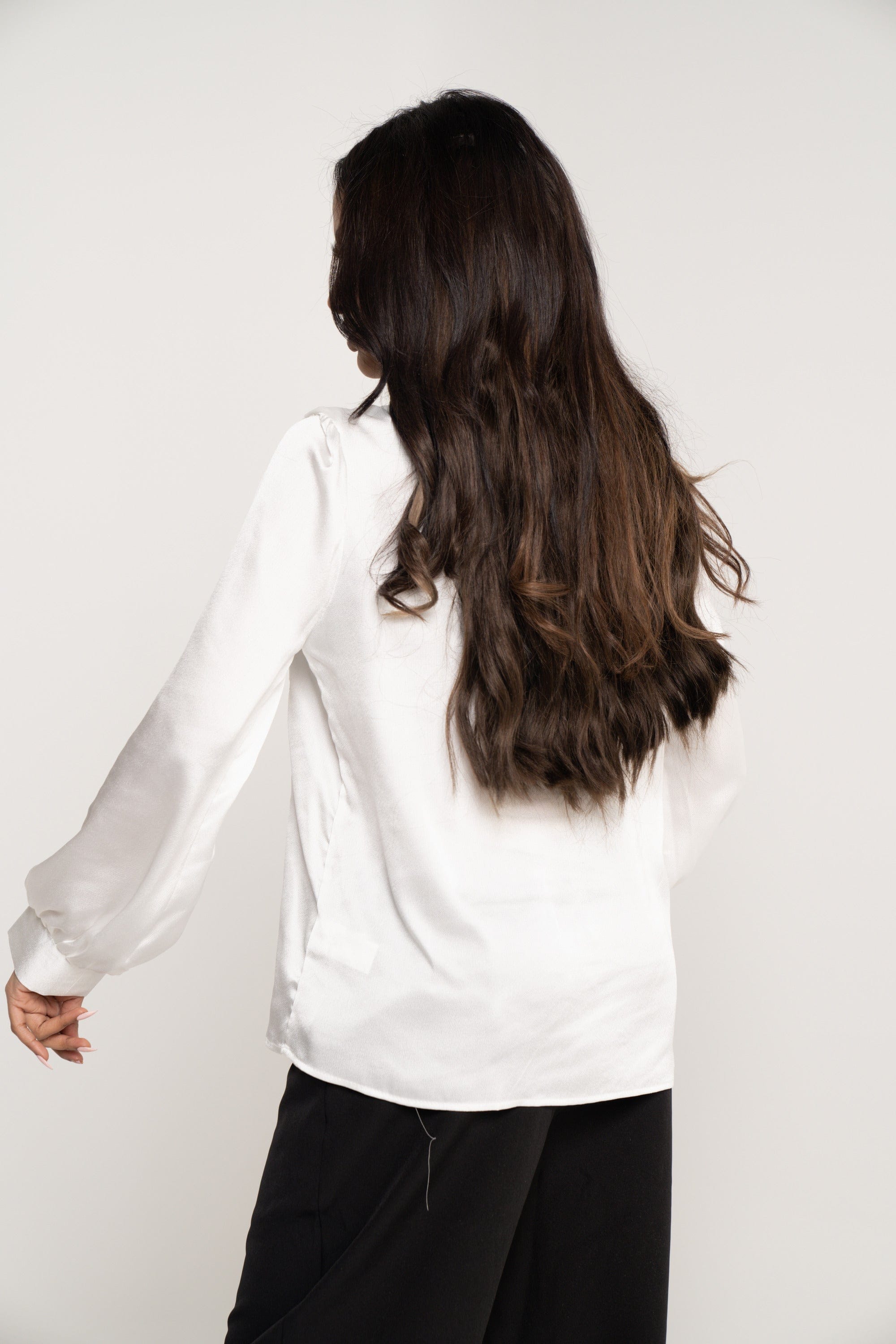 ميكا بلوزة سادة بأزرار أمامية برقبة مكشكشة كم طويل