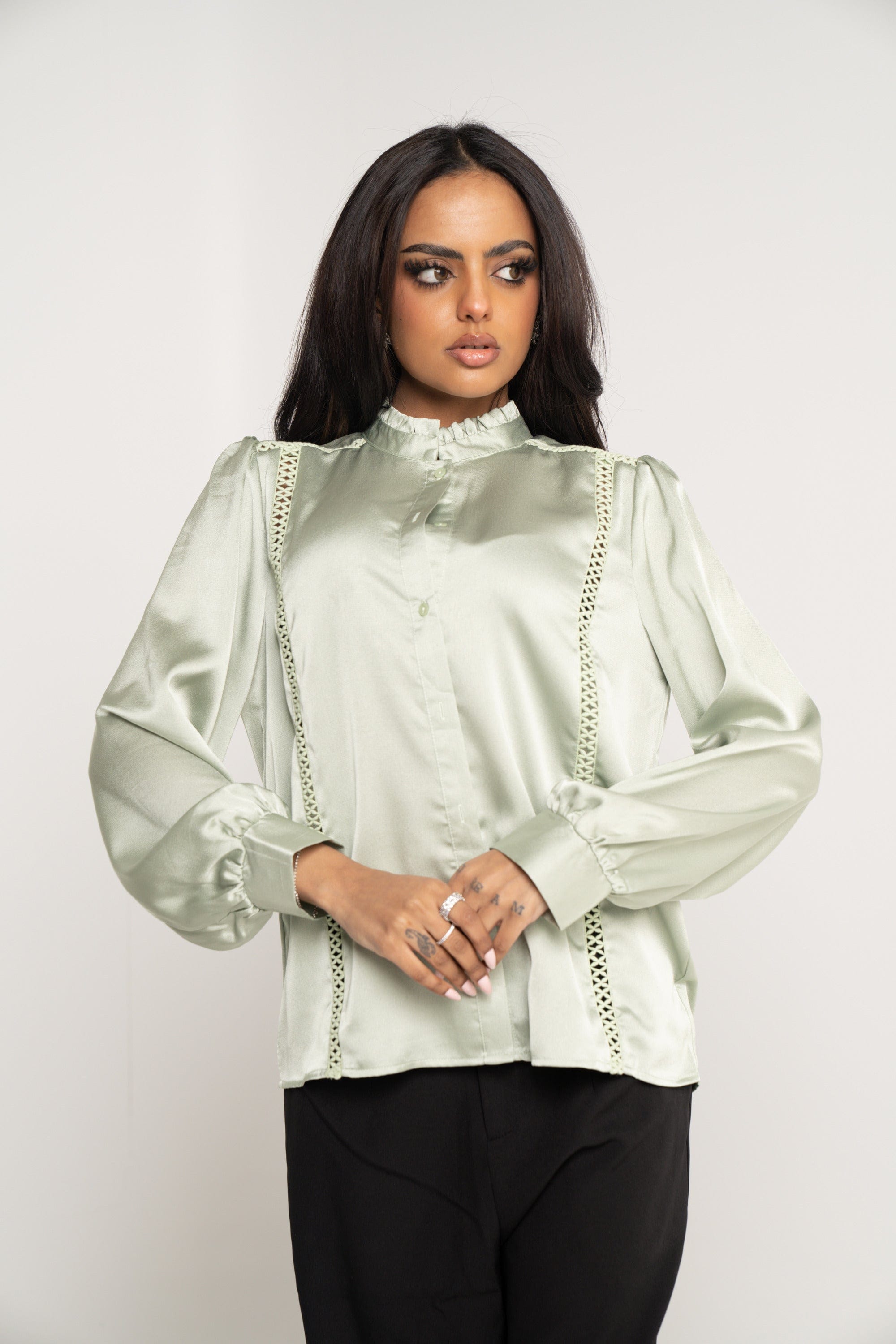 ميكا بلوزة سادة بأزرار أمامية برقبة مكشكشة كم طويل