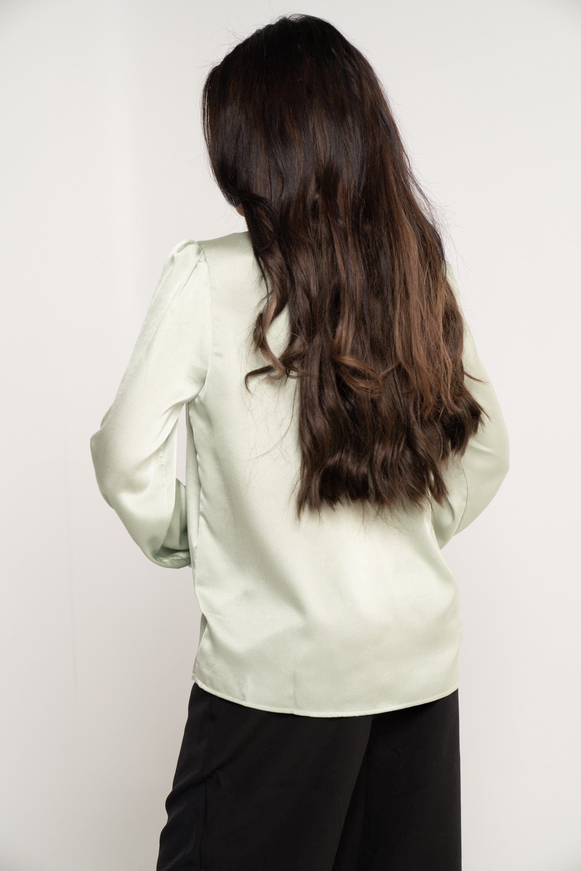 ميكا بلوزة سادة بأزرار أمامية برقبة مكشكشة كم طويل