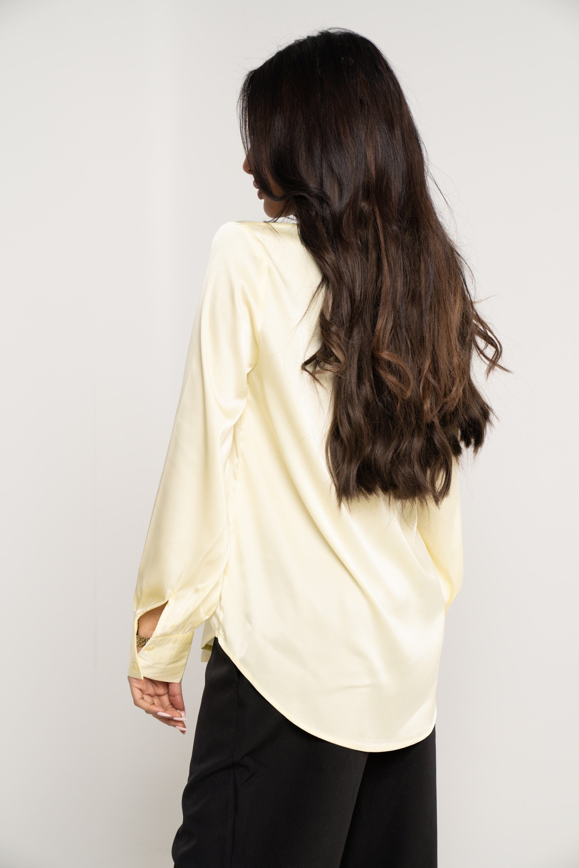 ميكا بلوزة سادة كم طويل برباط طويل