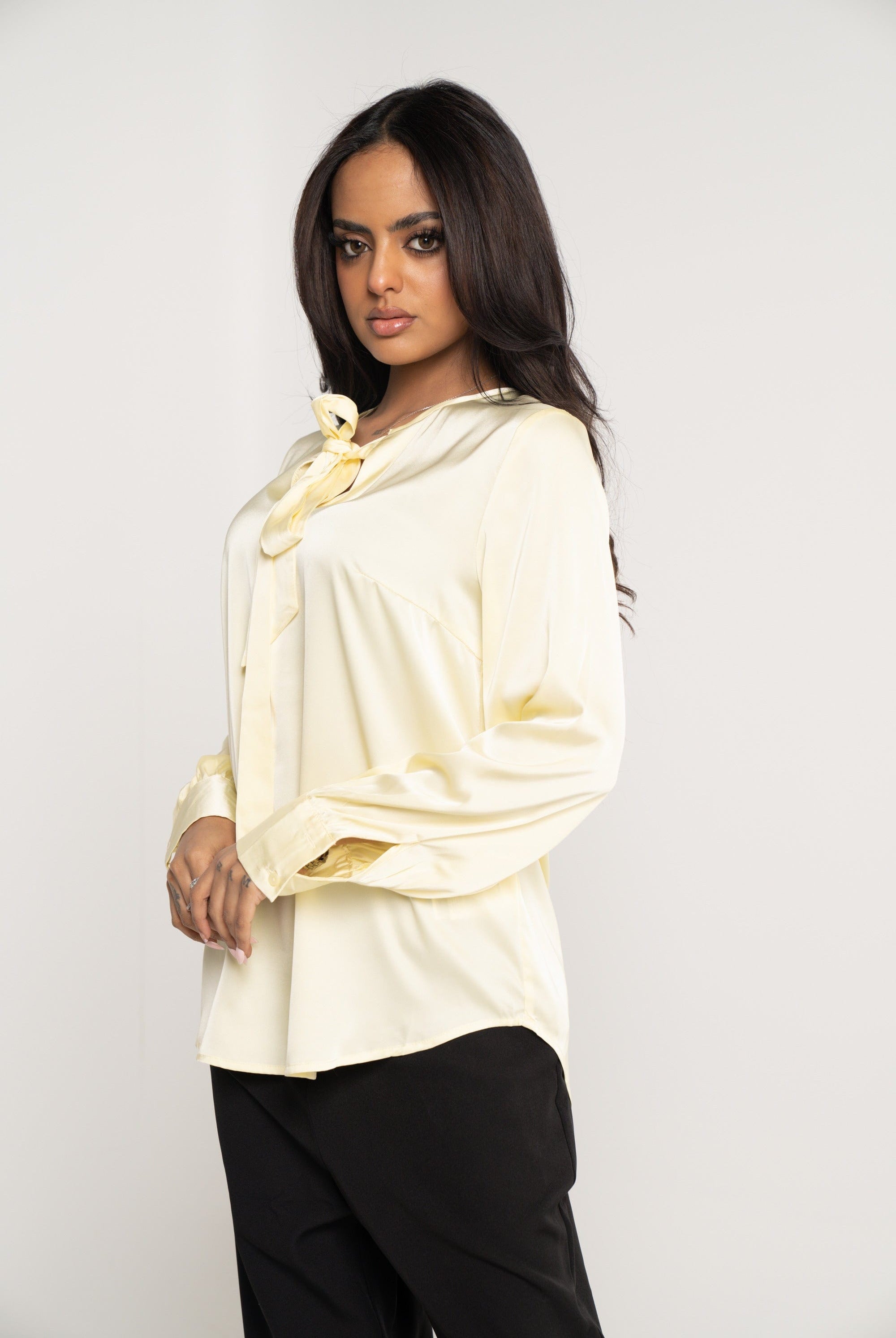 ميكا بلوزة سادة كم طويل برباط طويل