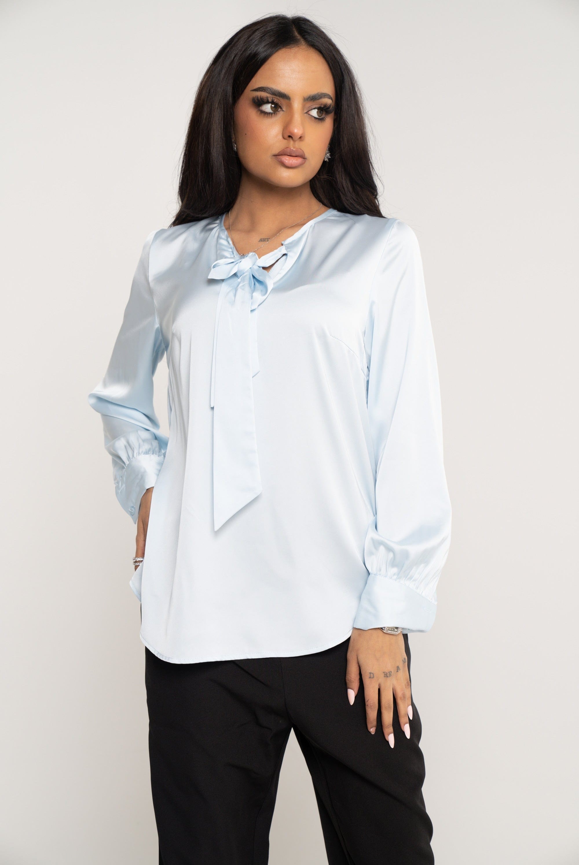 ميكا بلوزة سادة كم طويل برباط طويل