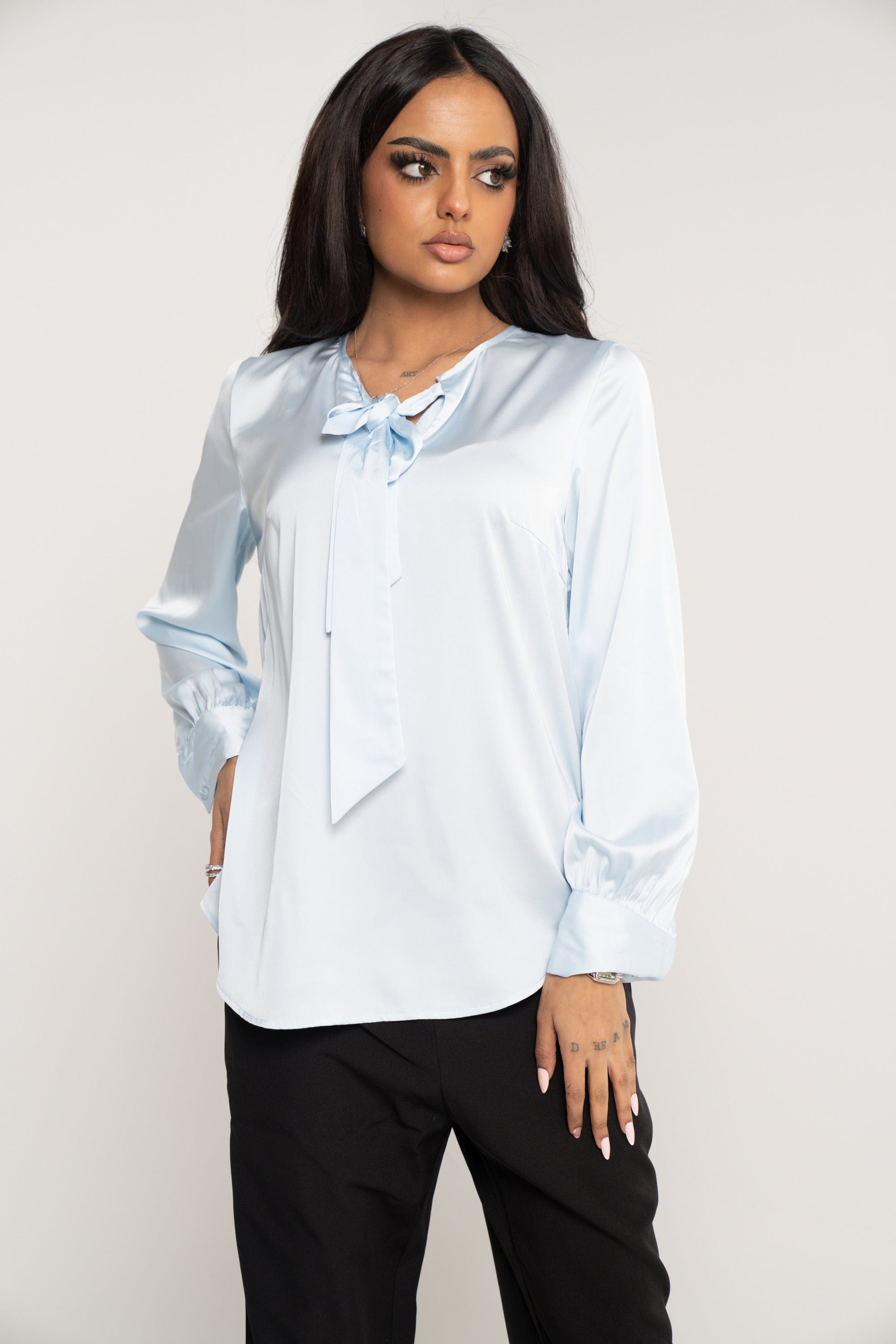 ميكا بلوزة سادة كم طويل برباط طويل