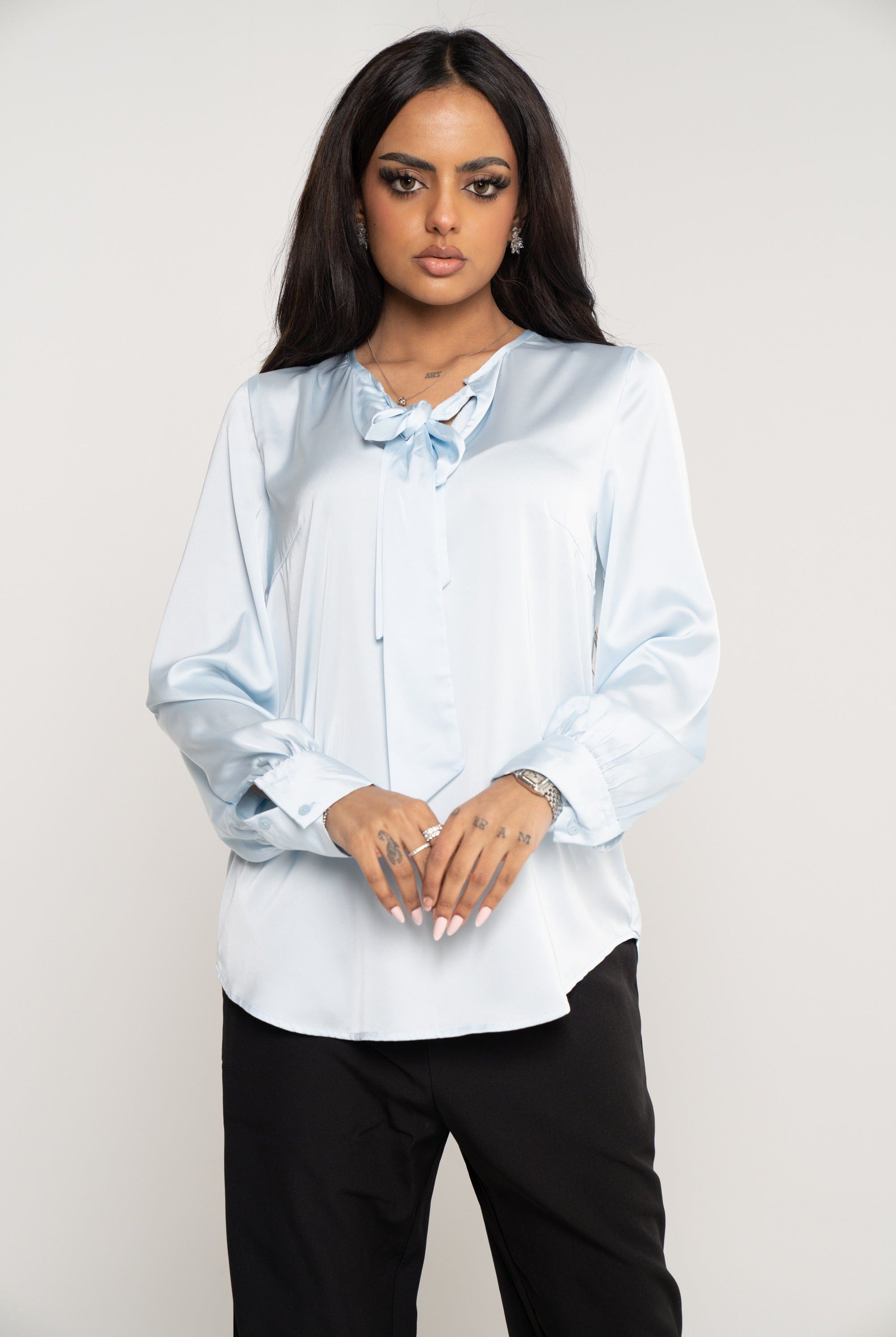 ميكا بلوزة سادة كم طويل برباط طويل