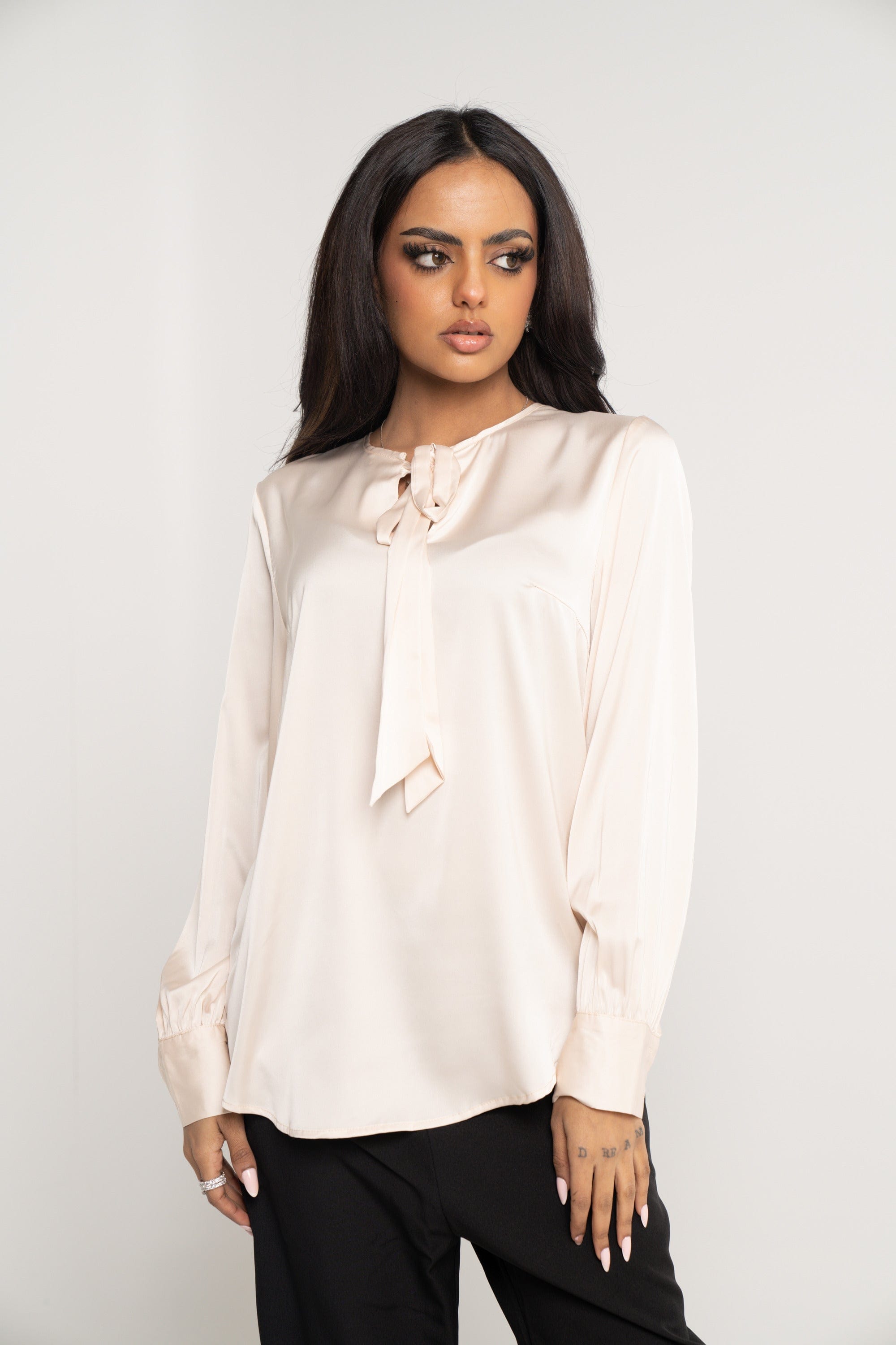 ميكا بلوزة سادة كم طويل برباط طويل