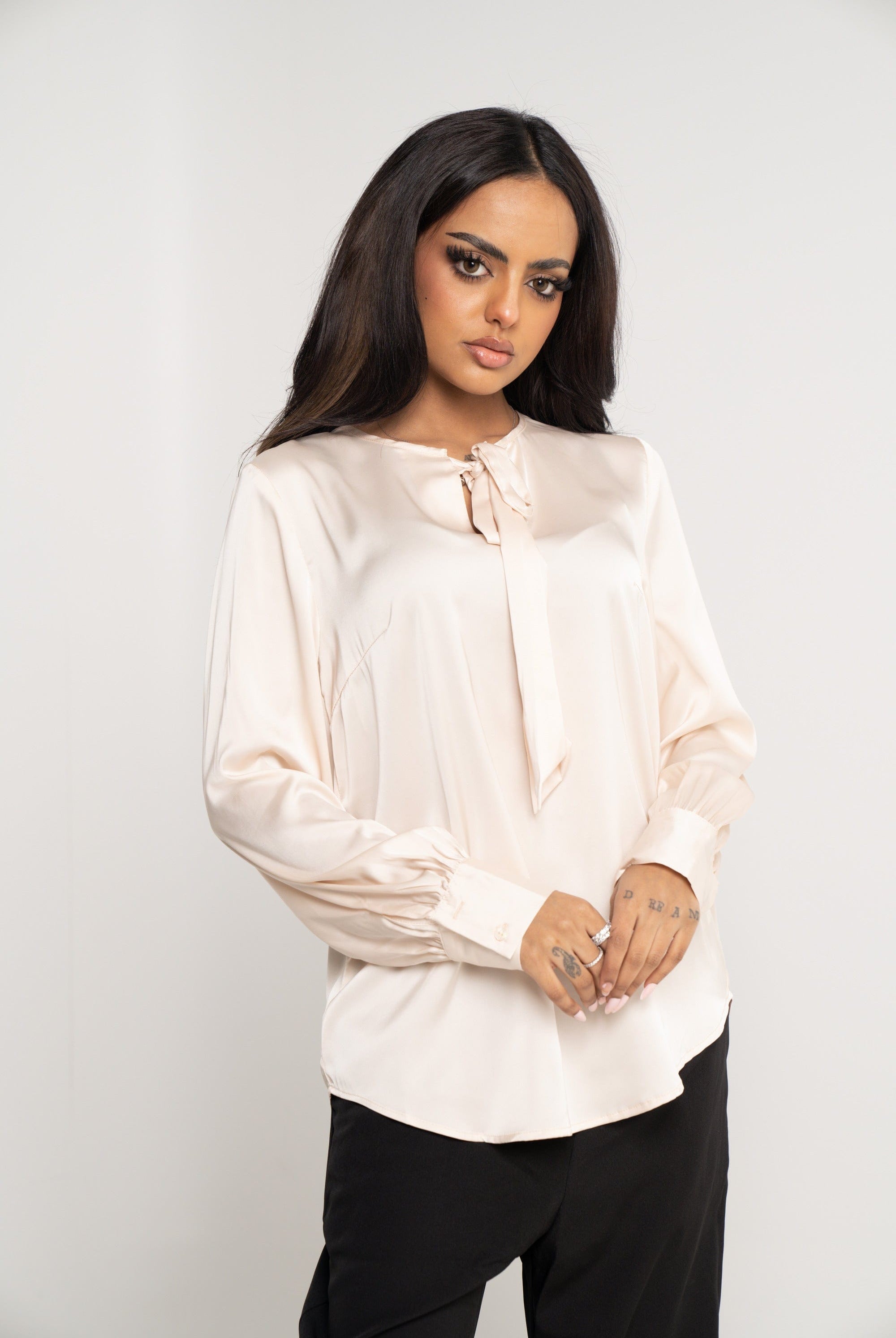 ميكا بلوزة سادة كم طويل برباط طويل