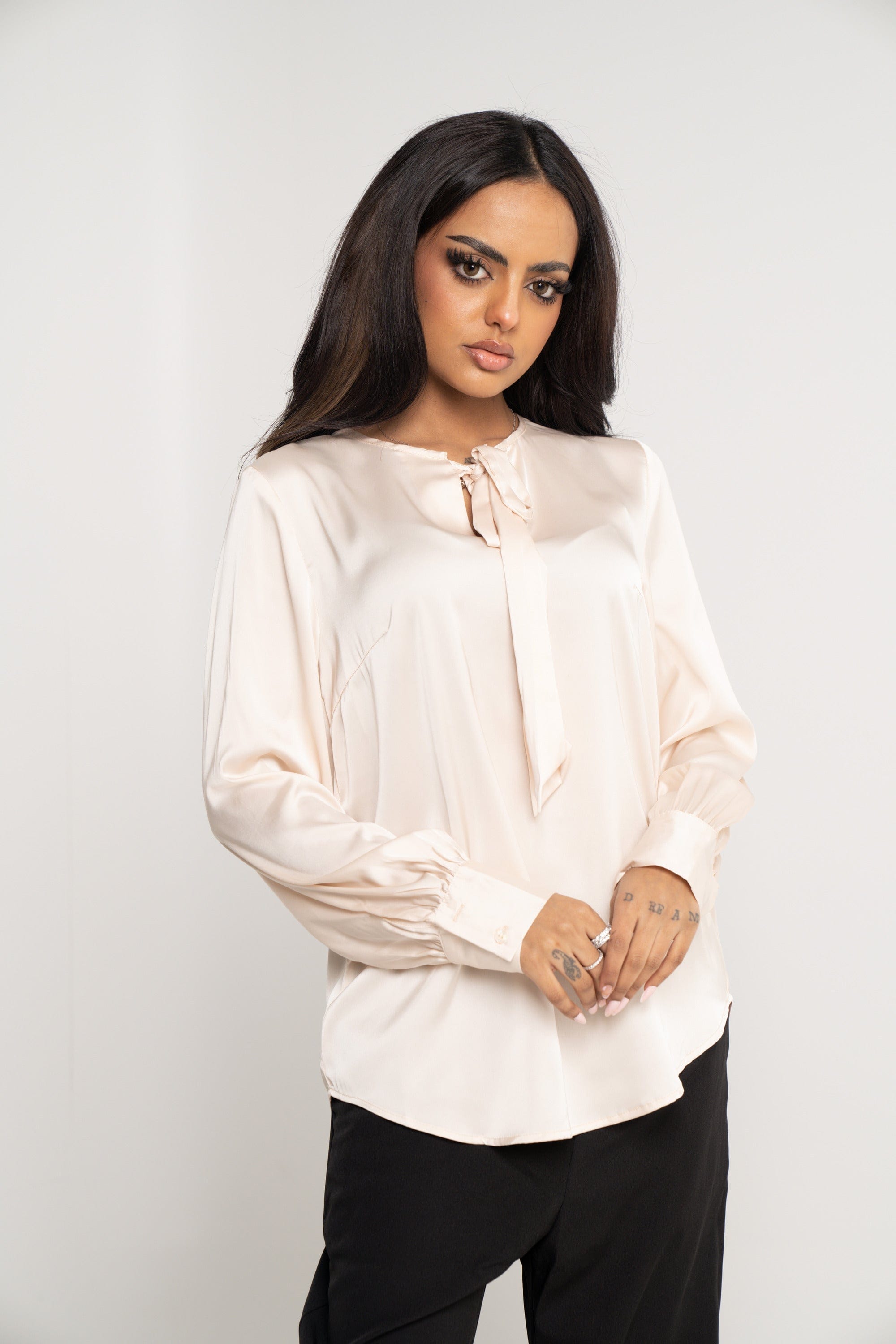 ميكا بلوزة سادة كم طويل برباط طويل