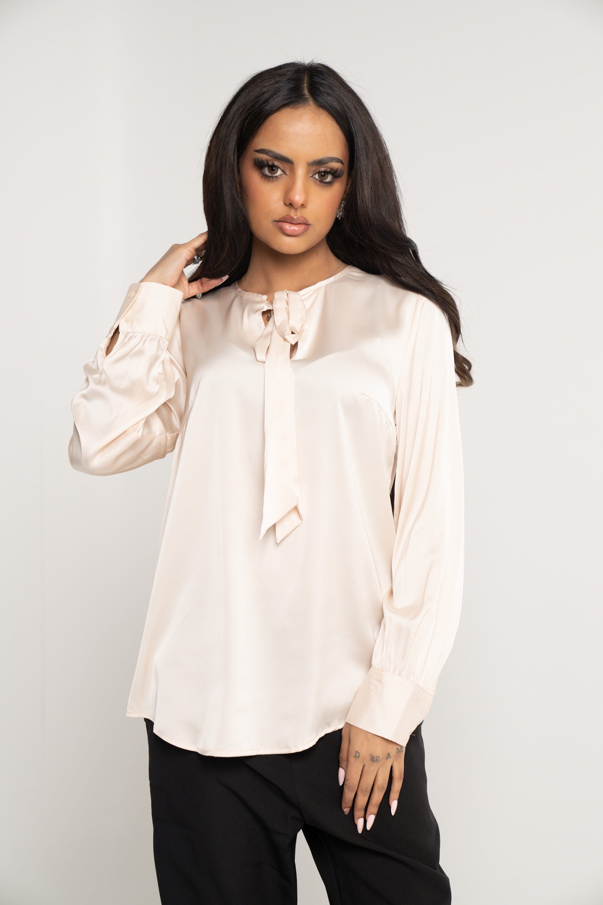 ميكا بلوزة سادة كم طويل برباط طويل