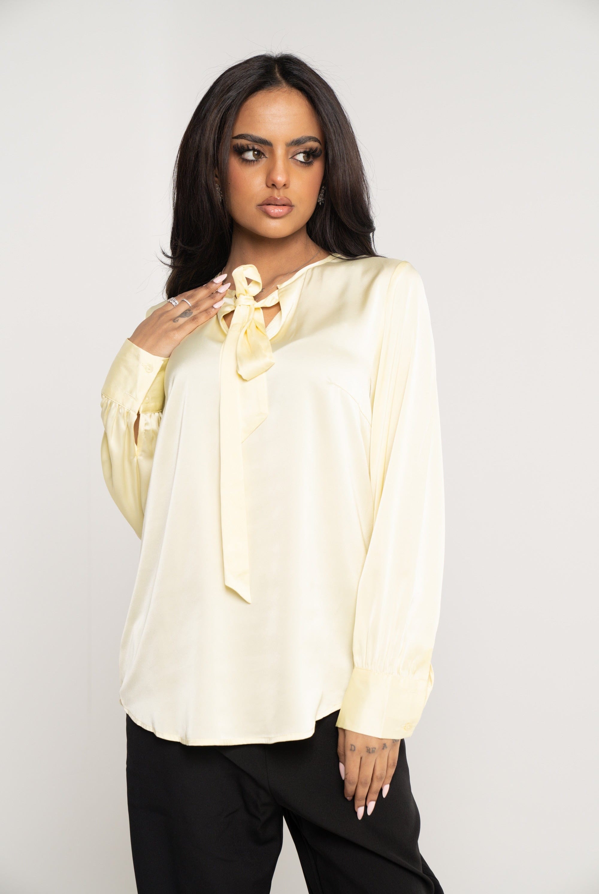 ميكا بلوزة سادة كم طويل برباط طويل