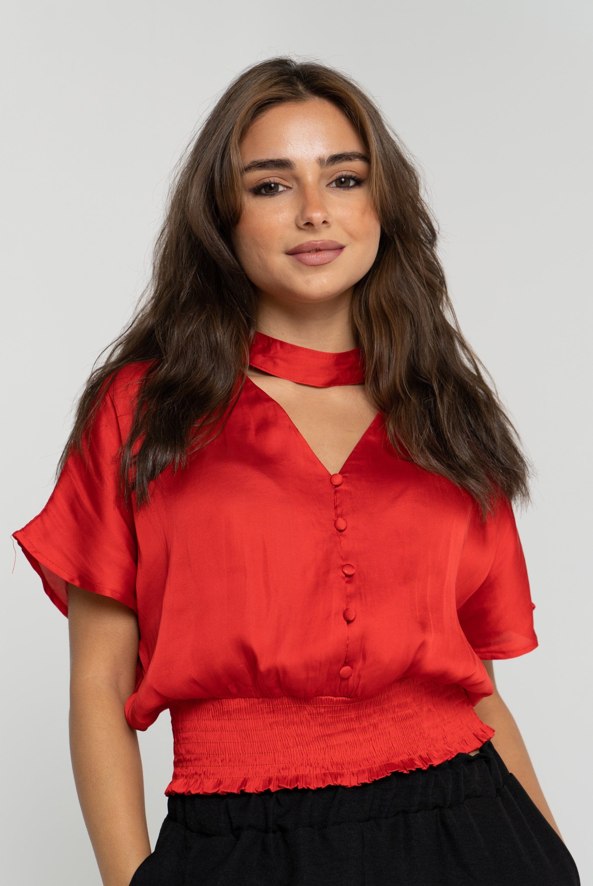 ميكا بلوزة سادة بأزرار أمامية أكمام قصيرة