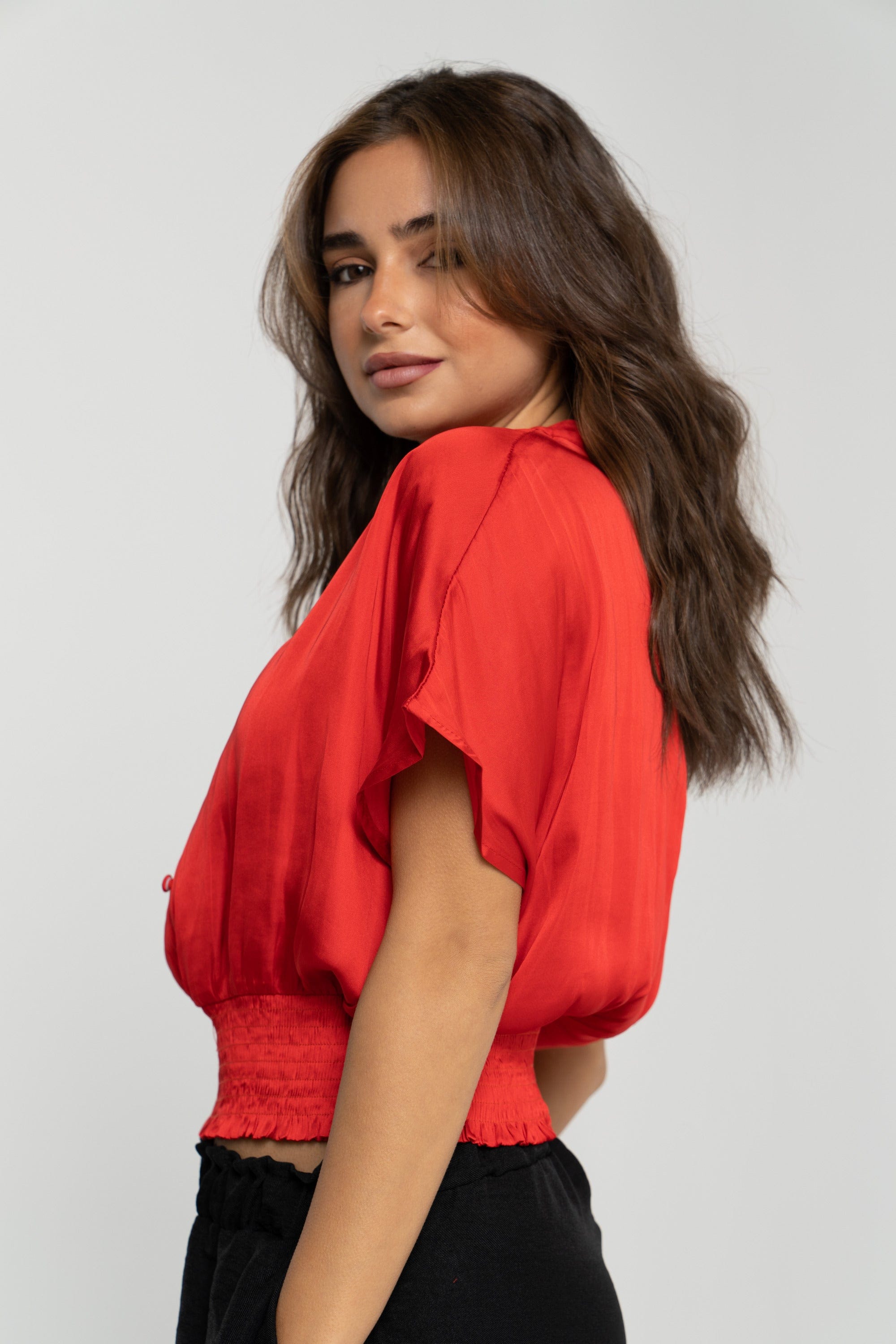 ميكا بلوزة سادة بأزرار أمامية أكمام قصيرة