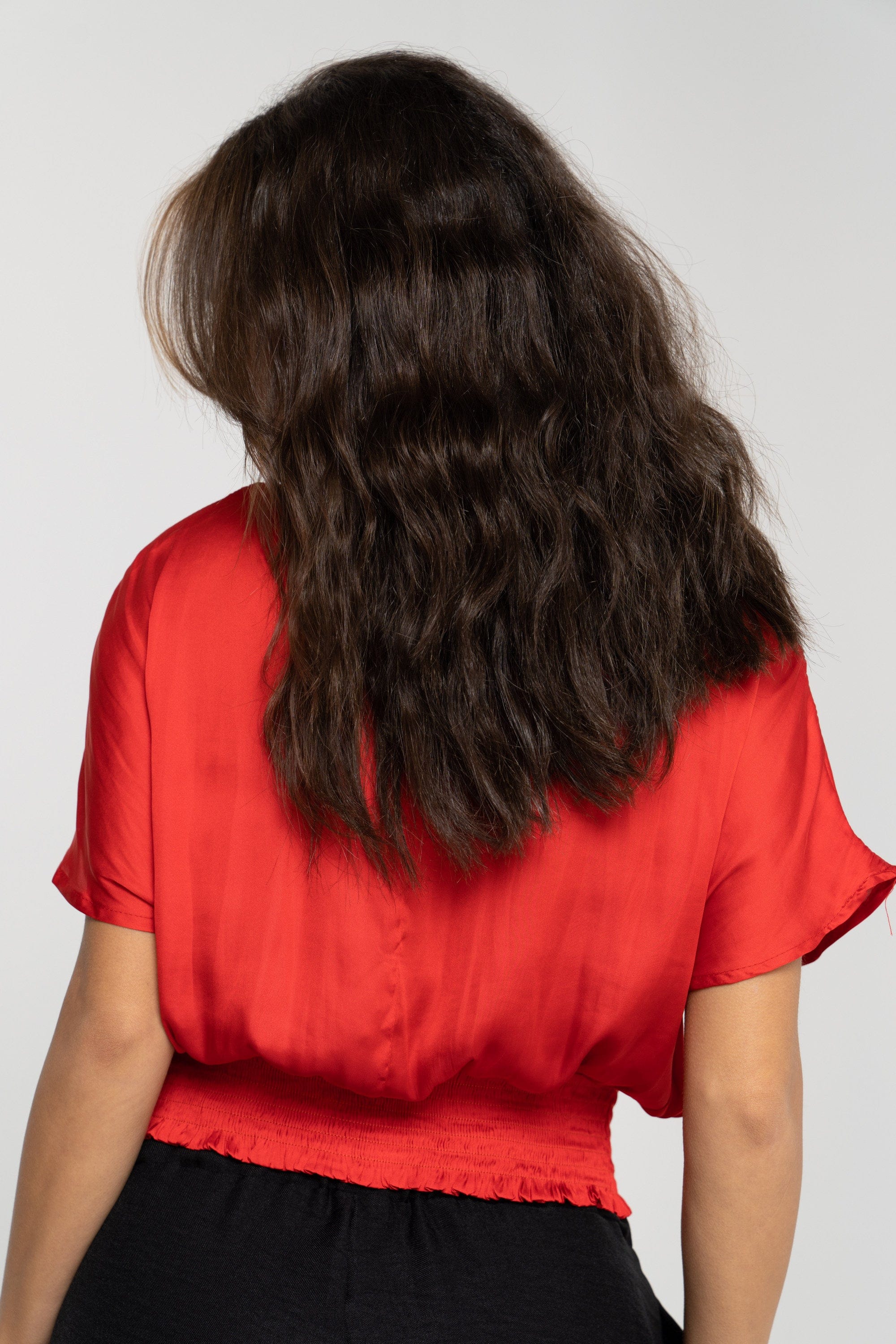 ميكا بلوزة سادة بأزرار أمامية أكمام قصيرة