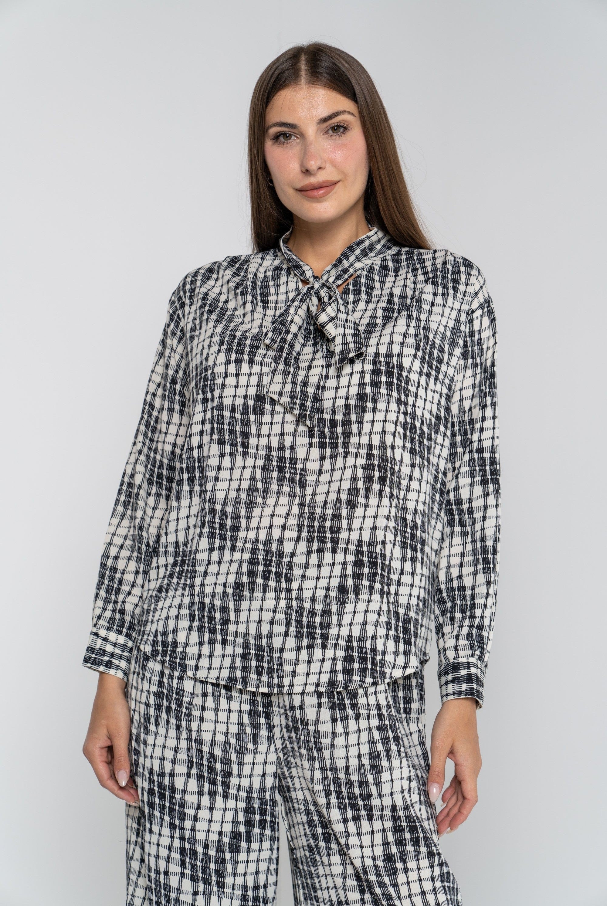 ميكا بلوزة منقوشة بياقة أكمام طويلة