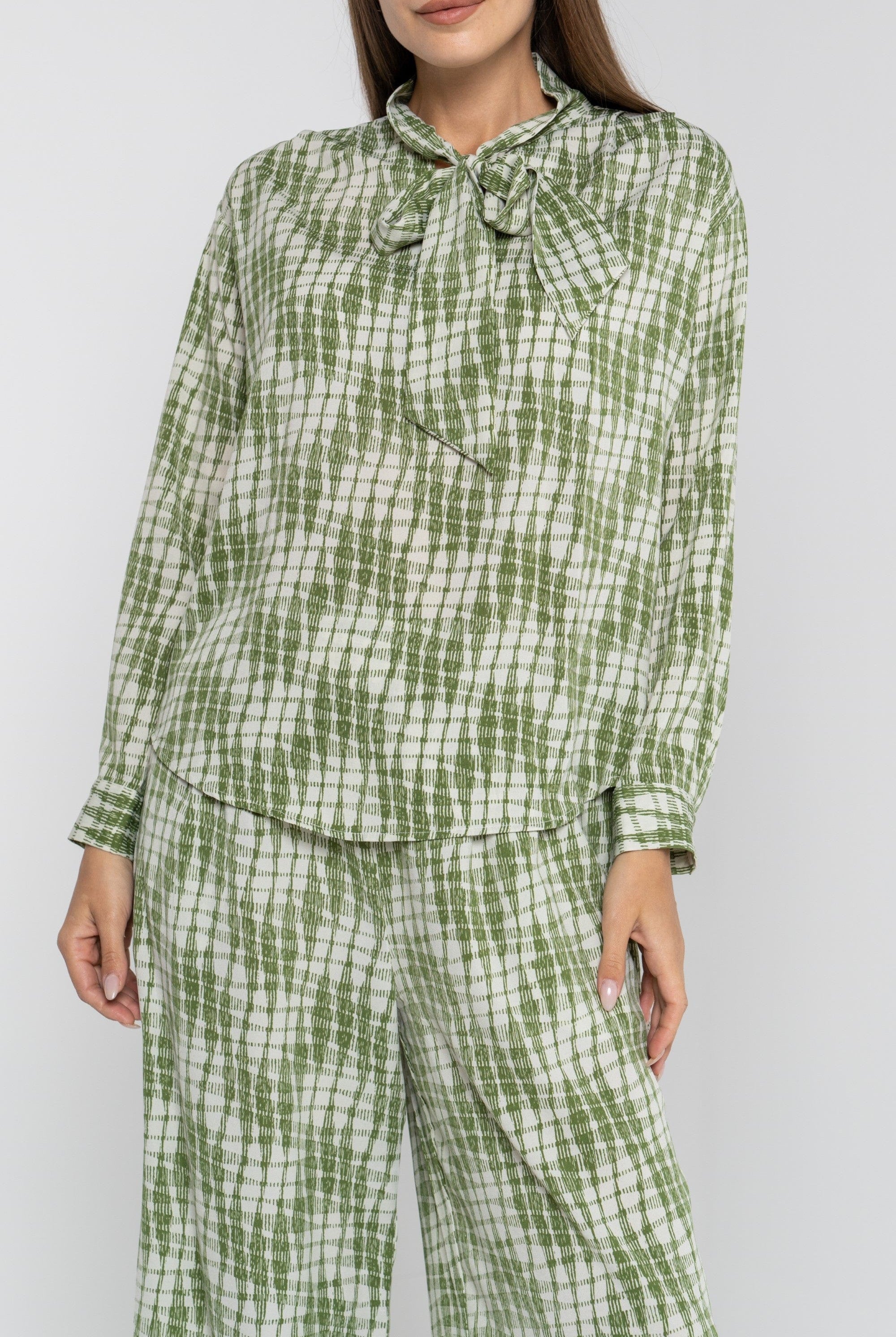 ميكا بلوزة منقوشة بياقة أكمام طويلة