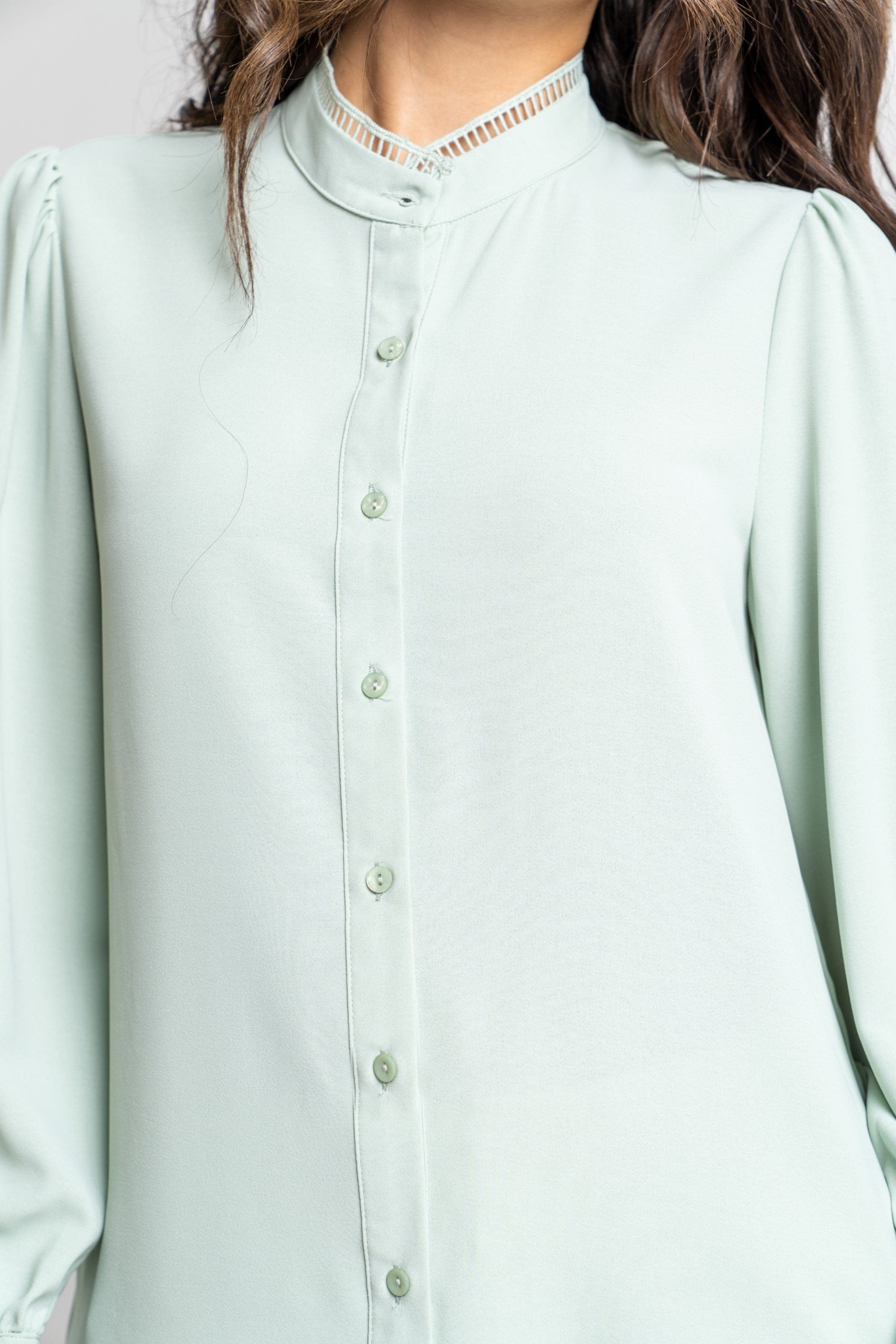 ميكا بلوزة أكمام طويلة بأزرار أمامية وياقة مخرمة